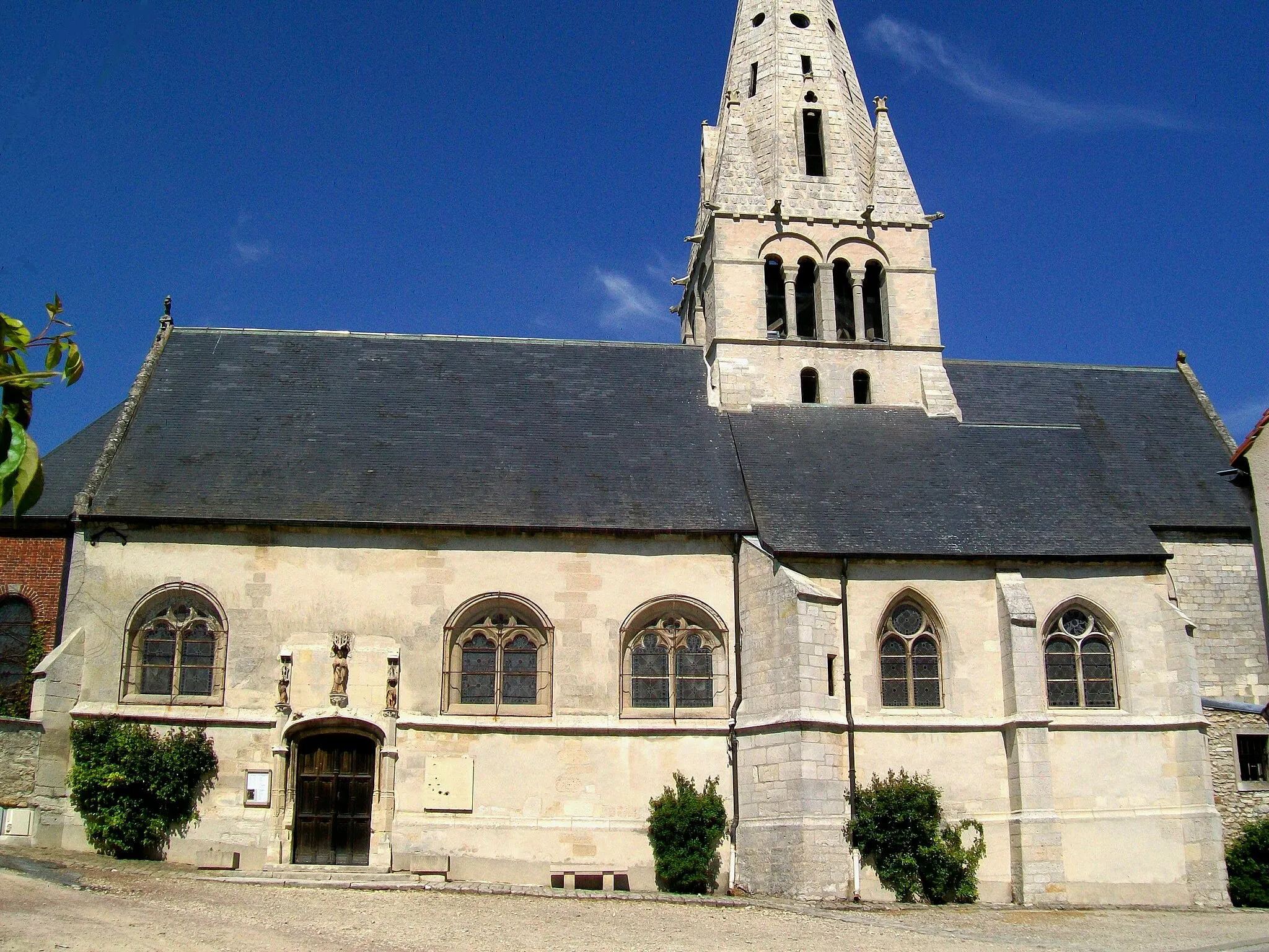Photo showing: L'église Notre-Dame de Chamant est enclavée entre de différentes propriétés et ne dispose que d'une petite place devant la façade sud.