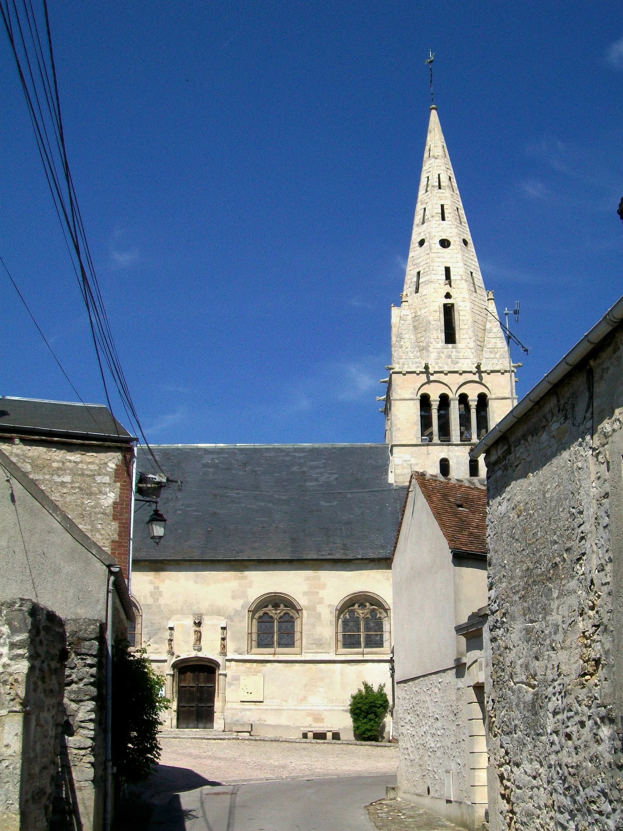 Photo showing: Le clocher de l'église Notre-Dame, son élément le plus ancien : il date du XIIe siècle, alors que la nef a été rebâtie au cours du XIXe siècle. L'édifice est classé Monuments historiques depuis 1921.