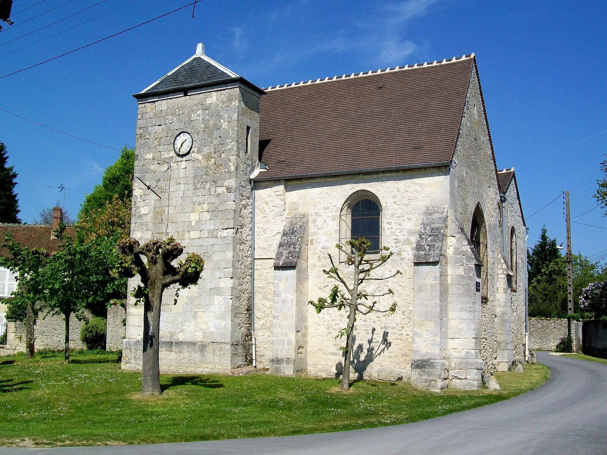 Photo showing: L'église Sainte-Foy depuis le sud. Ici le clocher paraît massif ; son étroitesse ne se remarque pas. L'église parâit trapue avec sa faible longueur, et seulement deux travées. Le chevet est plat mais pourvue d'une baie.
