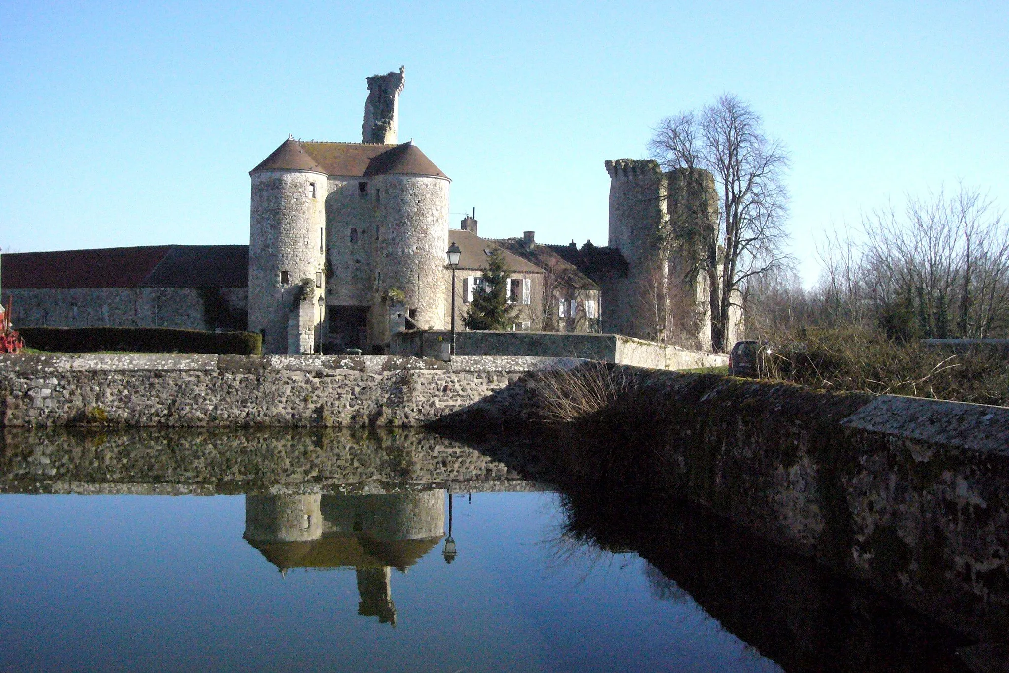 Photo showing: Ruines du château de Montépilloy, aujourd'hui ferme, avec le haut et mince éperon du donjon au milieu et l'abreuvoir au premier plan.