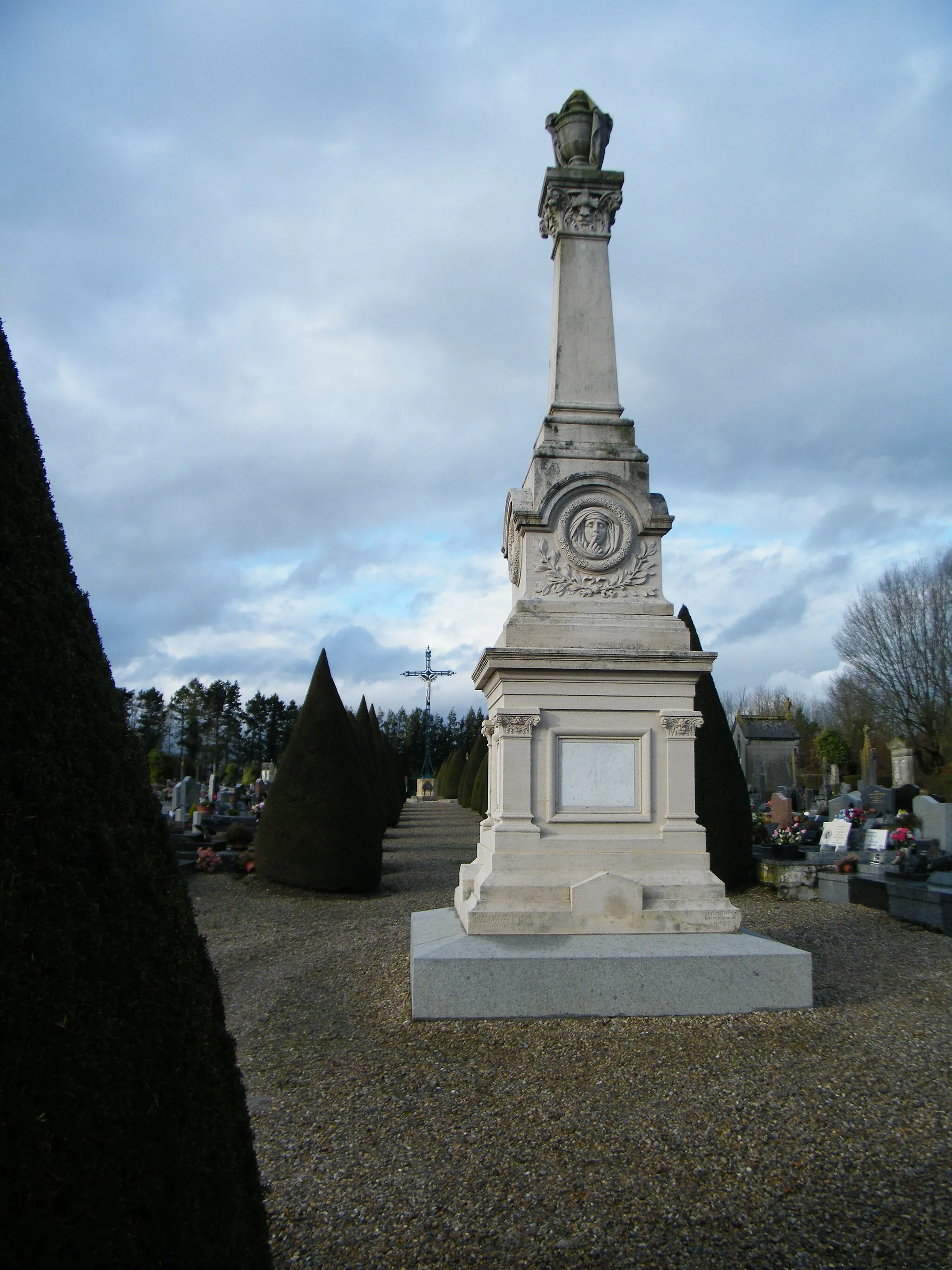 Photo showing: Cimetière : monument Godart-Dubuc, donateurs pour la reconstruction de l'église.