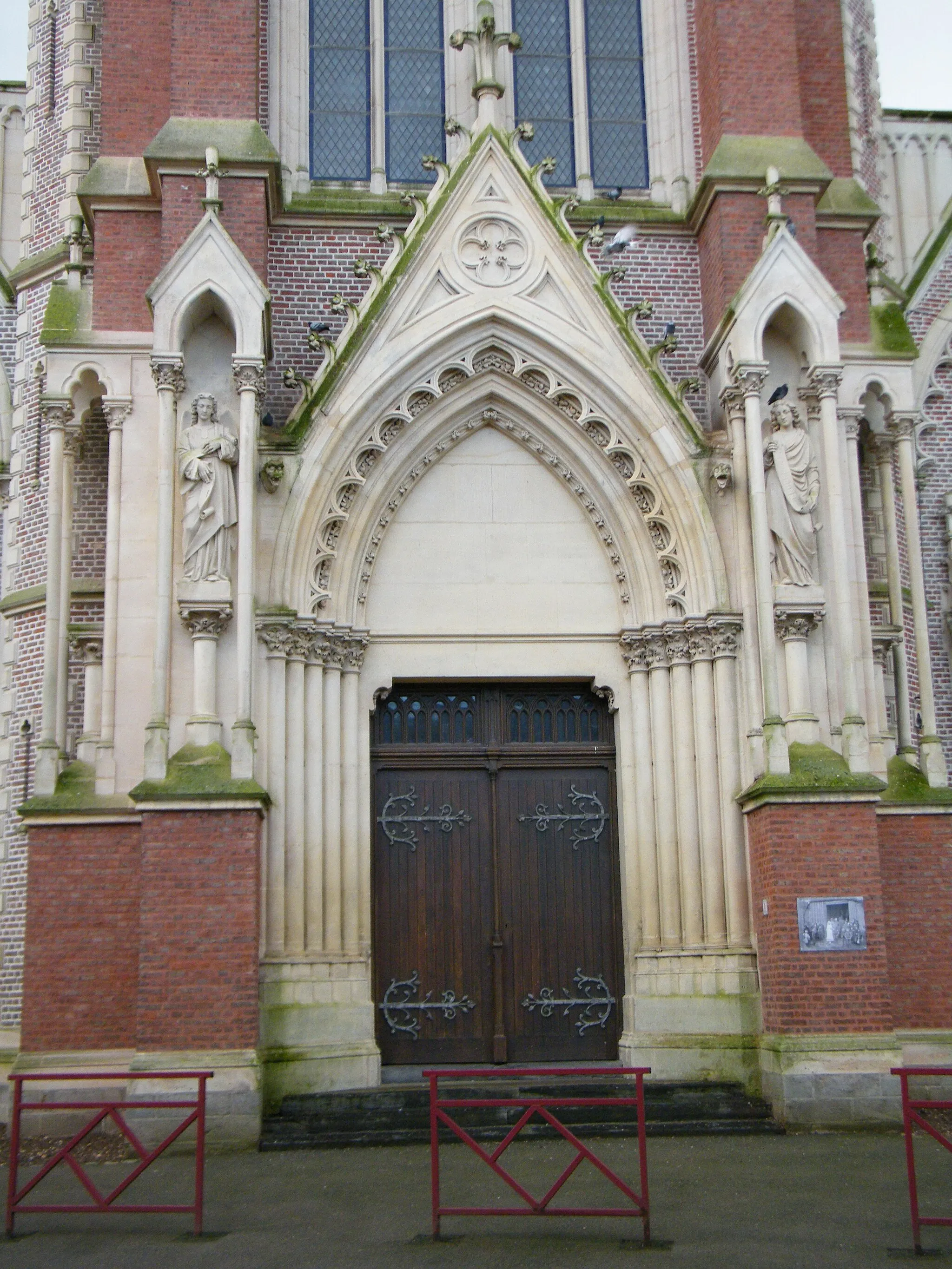 Photo showing: Entrée de l'église.