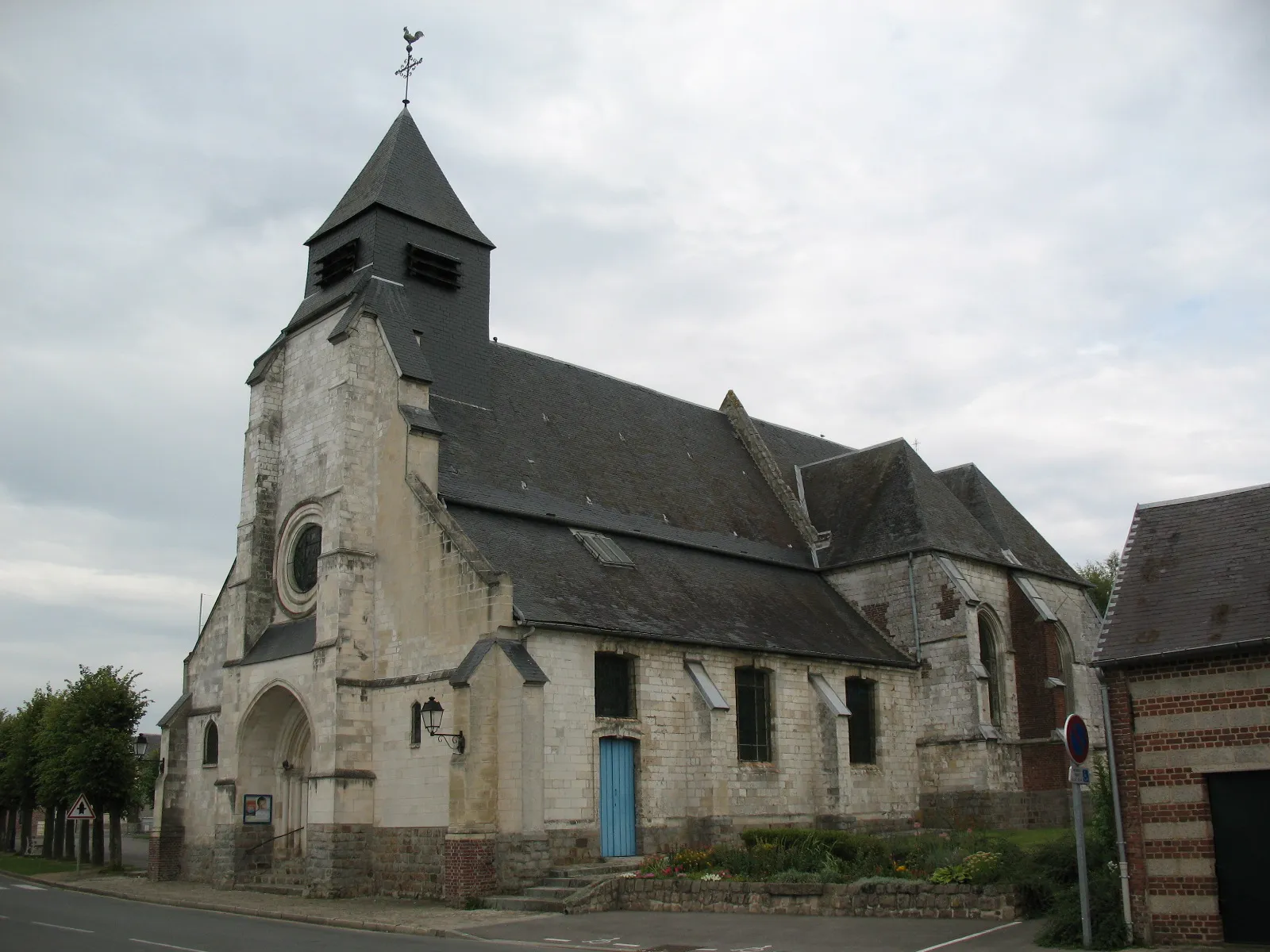 Photo showing: Edifice gothique flamboyant. La façade et la nef sont du XIIIe siècle. Les ouvertures du côté sud, sont du XVIIIe siècle.