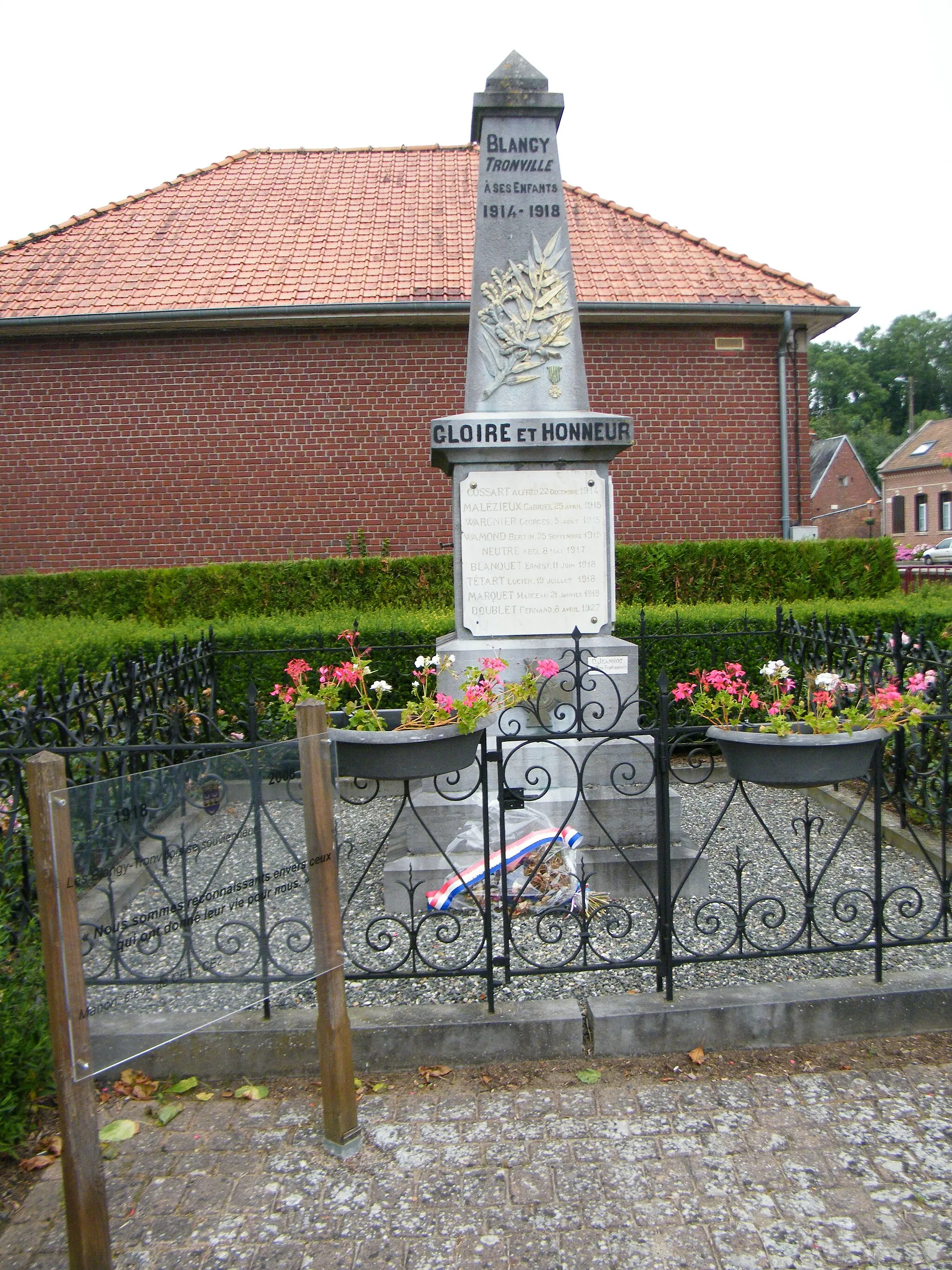 Photo showing: Monument aux morts.