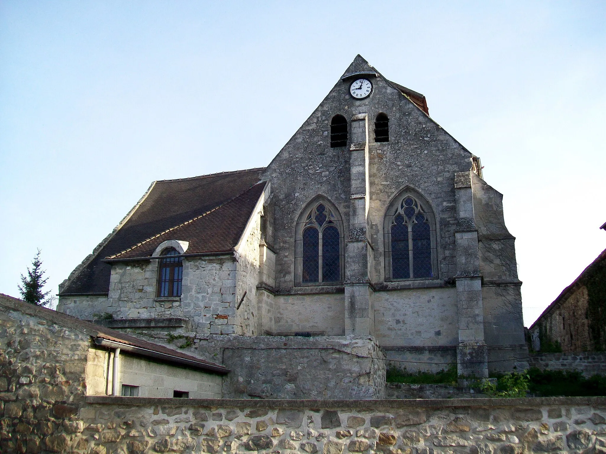 Photo showing: L'église d'Ormoy-Villers, d'un plan inhabituel : pas de clocher, le transept (photo) est plus grand que la nef et il n'y a pas de chevet. En outre, le presbytère est accolé à l'église.