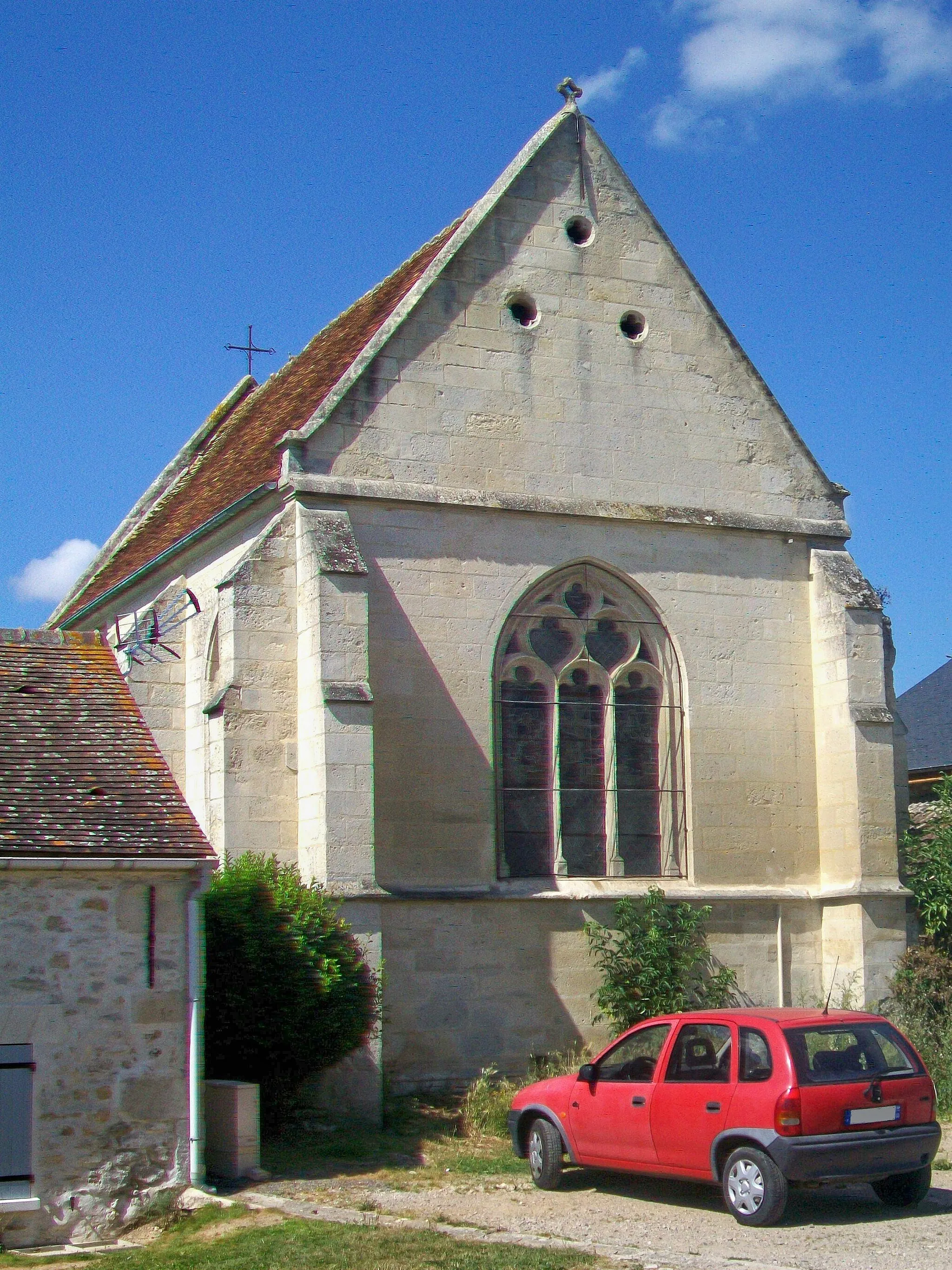 Photo showing: Le chevet de l'église Saint-Rieul du hameau de Verrines. Outre ce chœur de trois travées, l'église comporte un transept nord et une nef basse et courte avec trois baies côté nord et sud. Il n'y a pas de clocher. Les façades sud et ouest donnent sur l'ancien cimetière, dont le haut portail est fermé à clé en permanence : l'église fraîchement restaurée est ainsi quasiment inacassible au public.