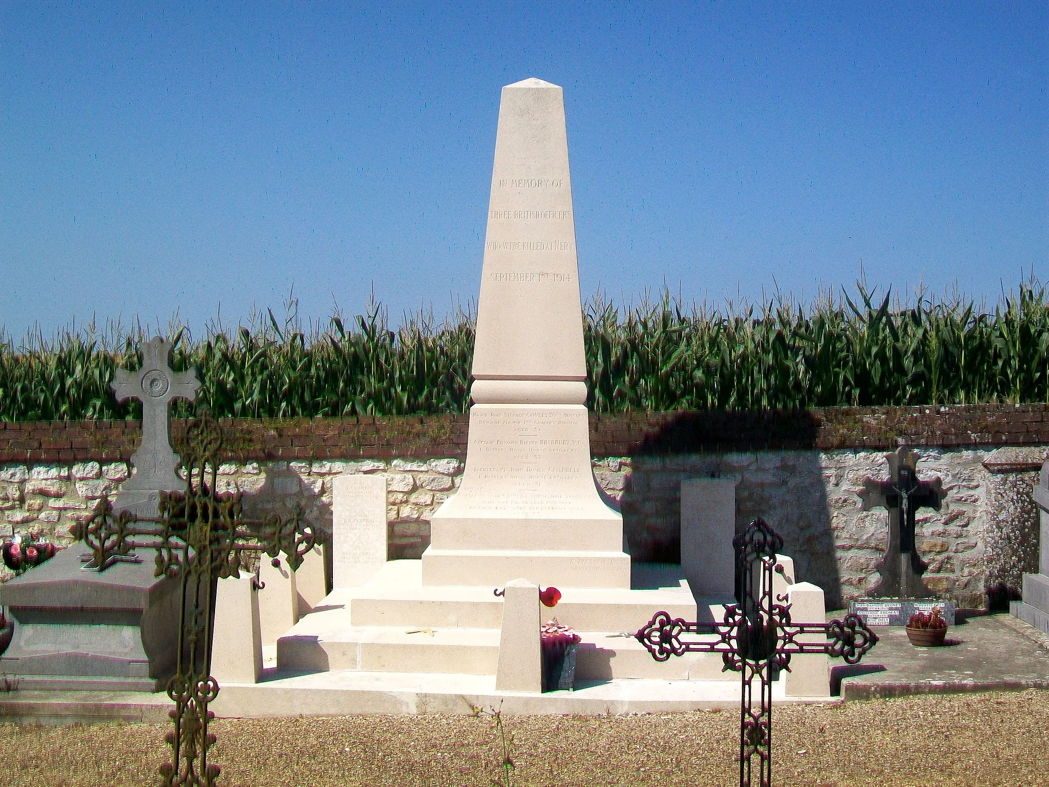 Photo showing: Monument pour trois officiers britanniques tués à Néry le 1er septembre 1914, au cimetière, RD 98.