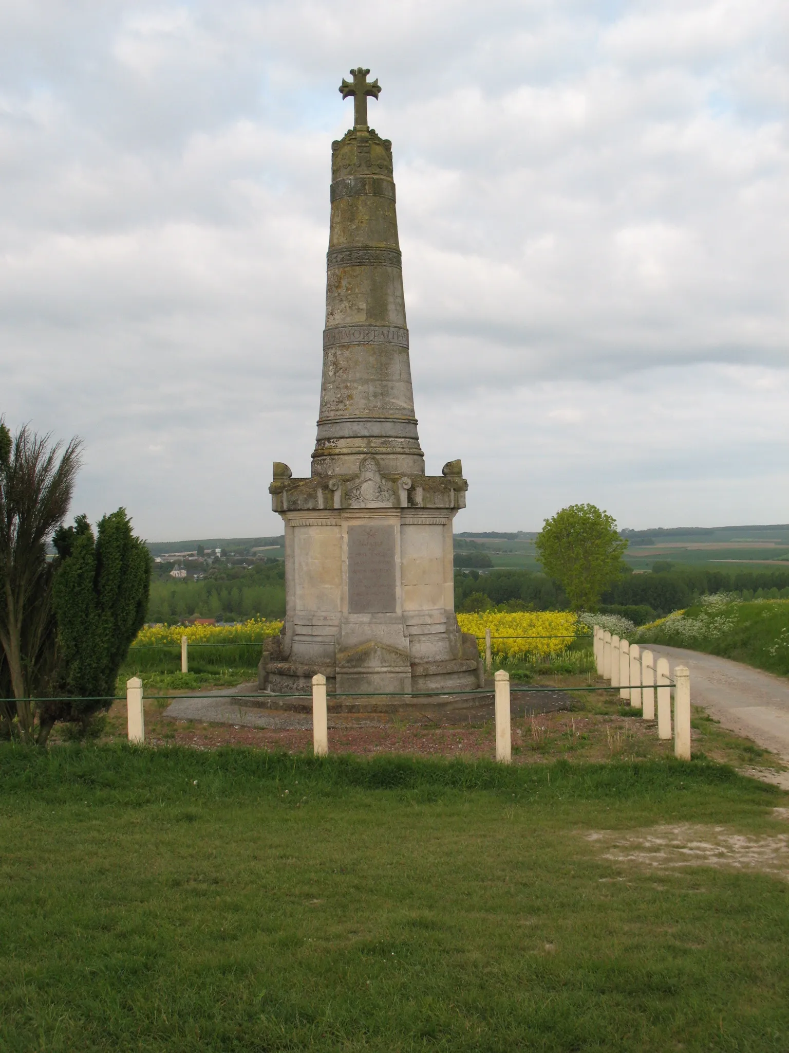 Photo showing: Monument commémoratif de la bataille de l'Hallue; alias « Colonne Faidherbe », érigé sur le territoire de la commune de Pont-Noyelles au lieu-dit "La Bahotte", où s'est tenu le général Faidherbe au cours de la bataille.