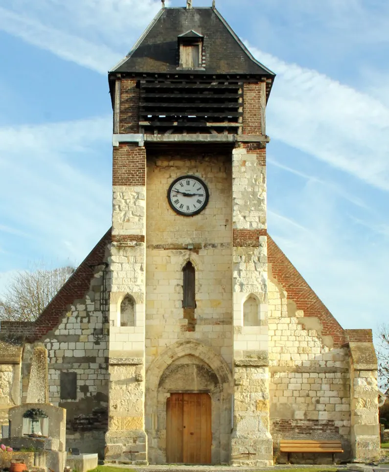Photo showing: Elevée à l´initiative de l´évêque d´Amiens, vers 1121, l´église Saint-Remi et Saint-Hildevert remplace deux anciennes églises attestées dans le village.