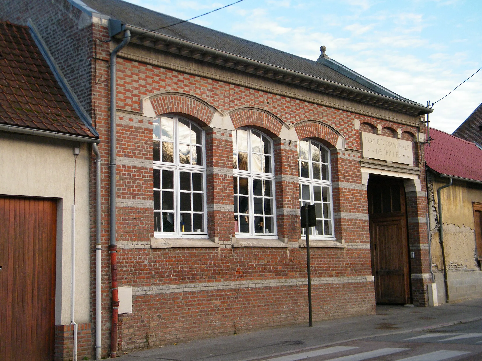 Photo showing: Vers-sur-Selle, Somme, France, école des filles.