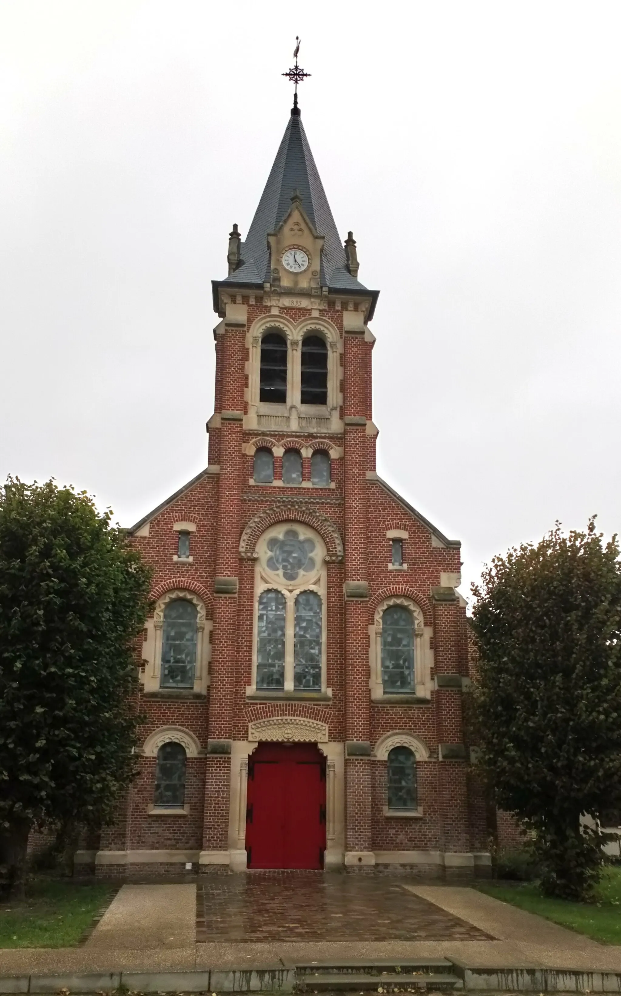 Photo showing: Entrée principale et clocher de l'église saint Fuscien de Saint-Fuscien (fin du XIXe siècle)