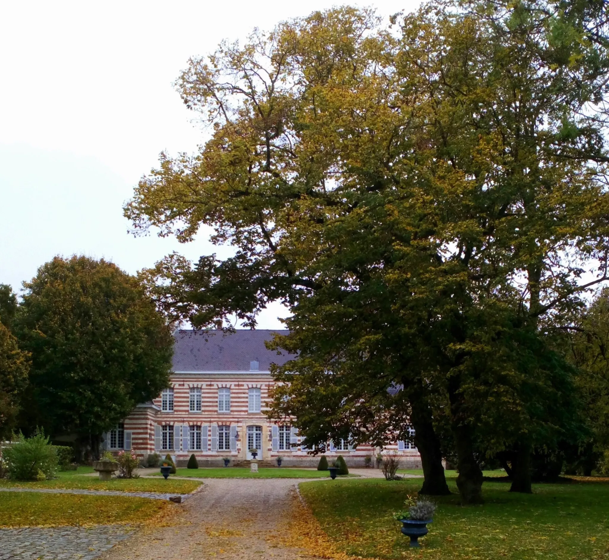 Photo showing: Ancien logis abbatial de l'abbaye de Saint-Fuscien (XVIIe siècle) et le parc.