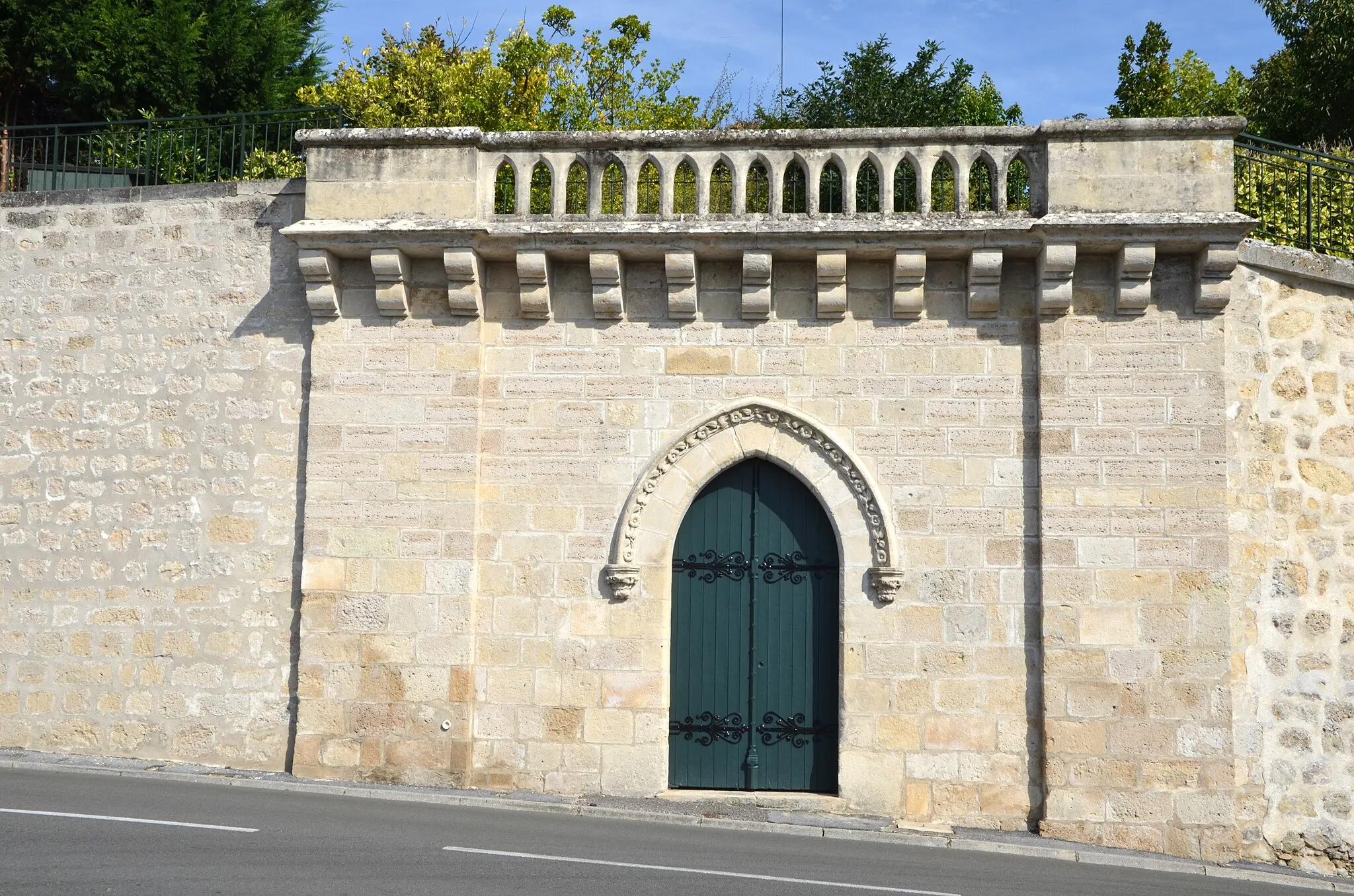 Photo showing: Ancien porche de l'abbaye Saint-Jean aujourd'hui intégrée dans les batiments de la Préfecture Rue de l Arquebuse  Laon (Aisne, France)