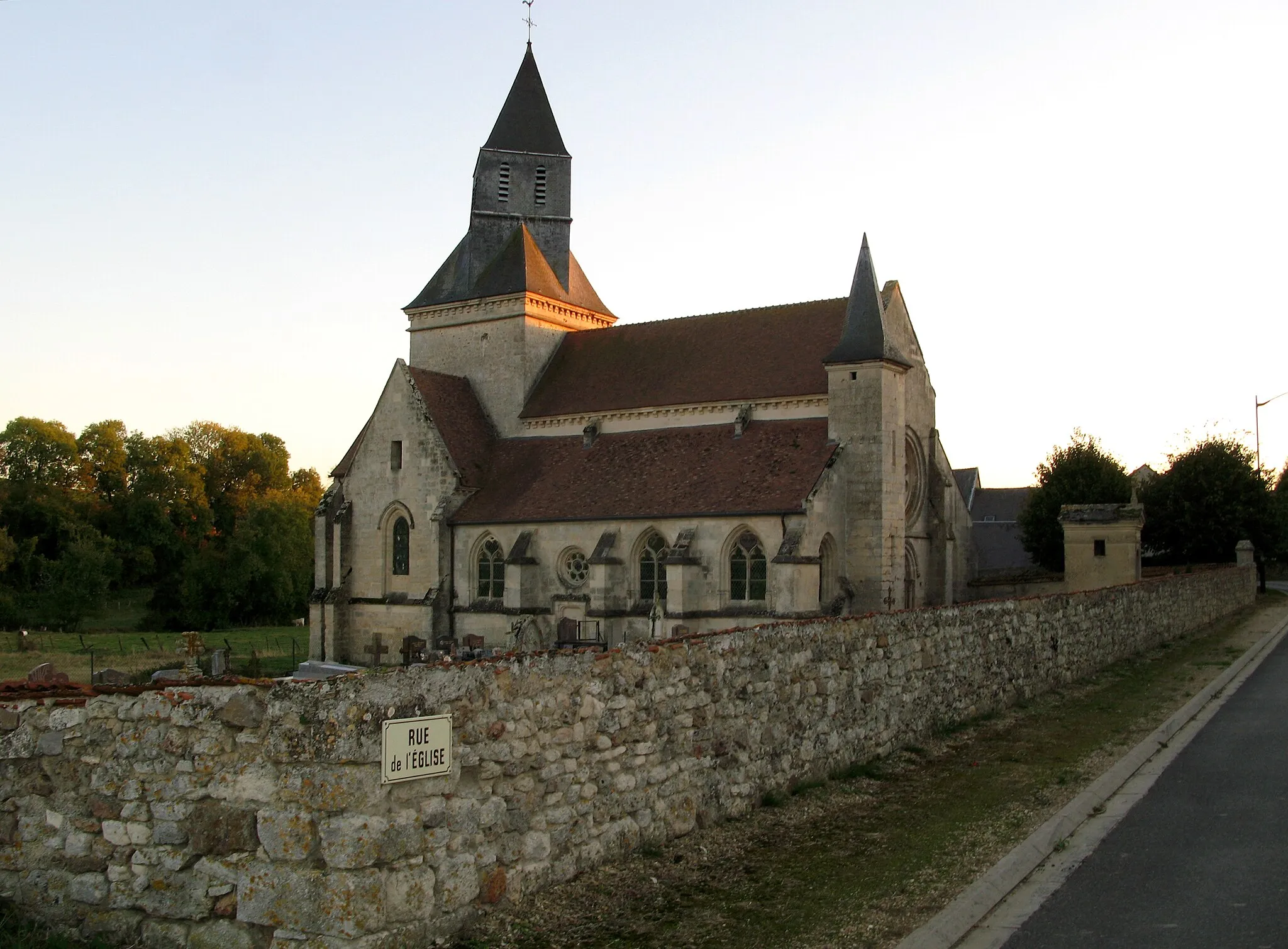 Photo showing: Coulonges-Cohan (Aisne, France) -
L'église du hameau de Cohan entouré de son cimetière.