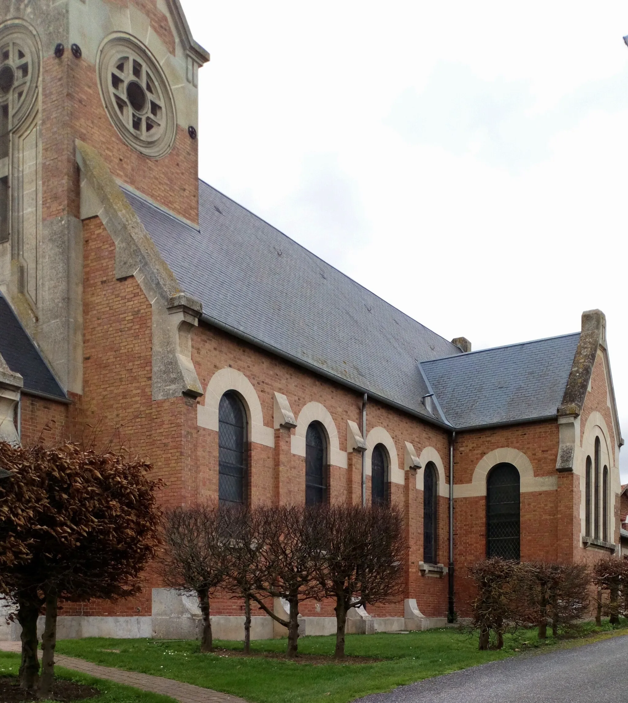 Photo showing: Eglise Saint-Médard de Domart-sur-la-Luce 2