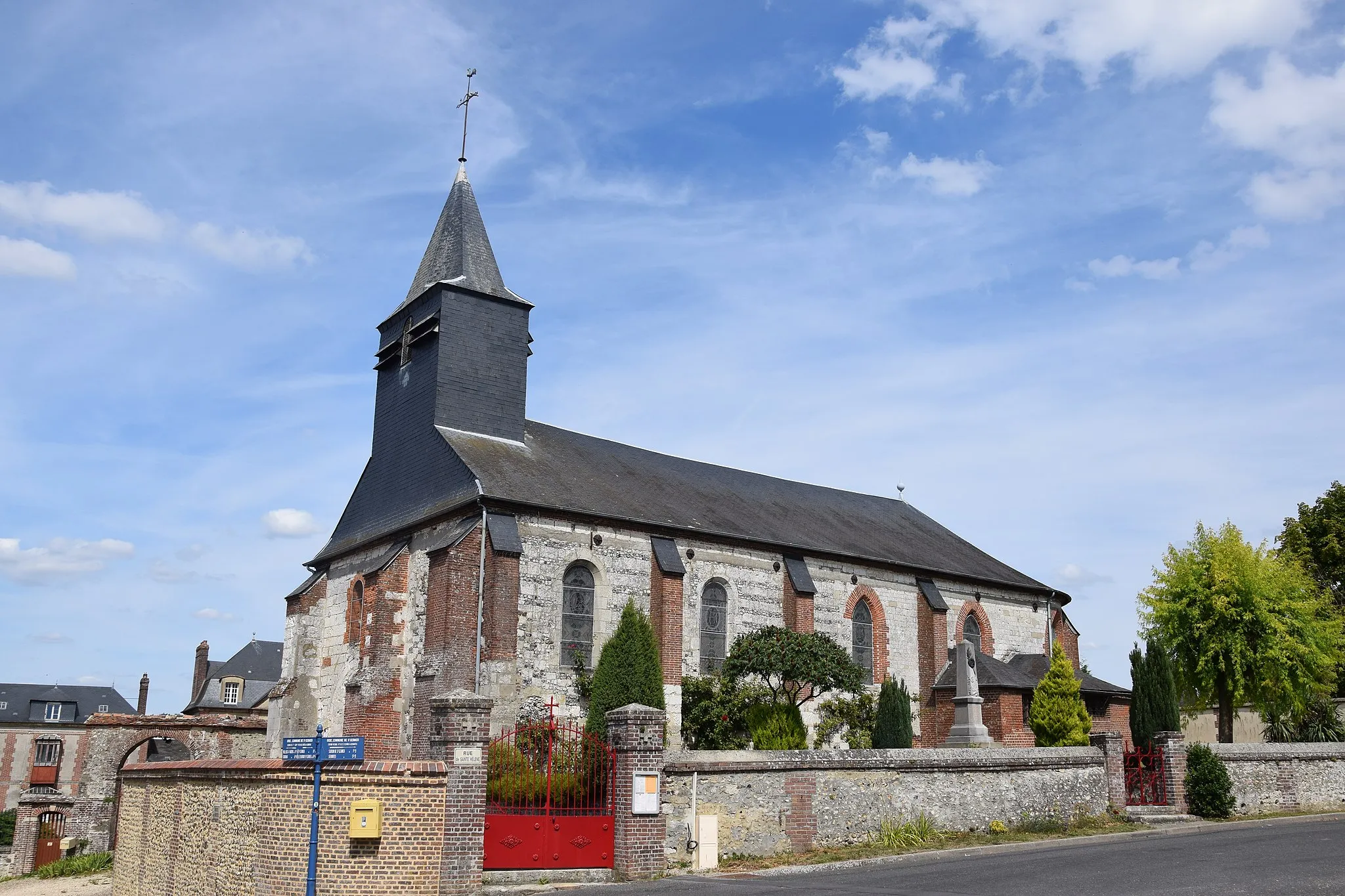 Photo showing: Saint-Pierre-es-Champs