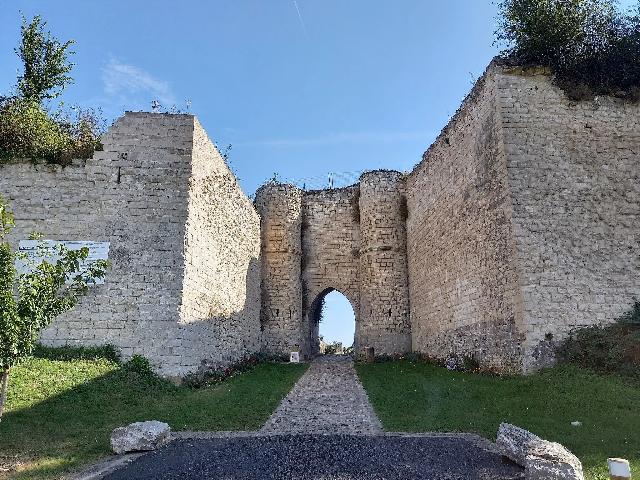 Photo showing: View of Picquigny Castle from the west, entrance gate, September 18, 2021