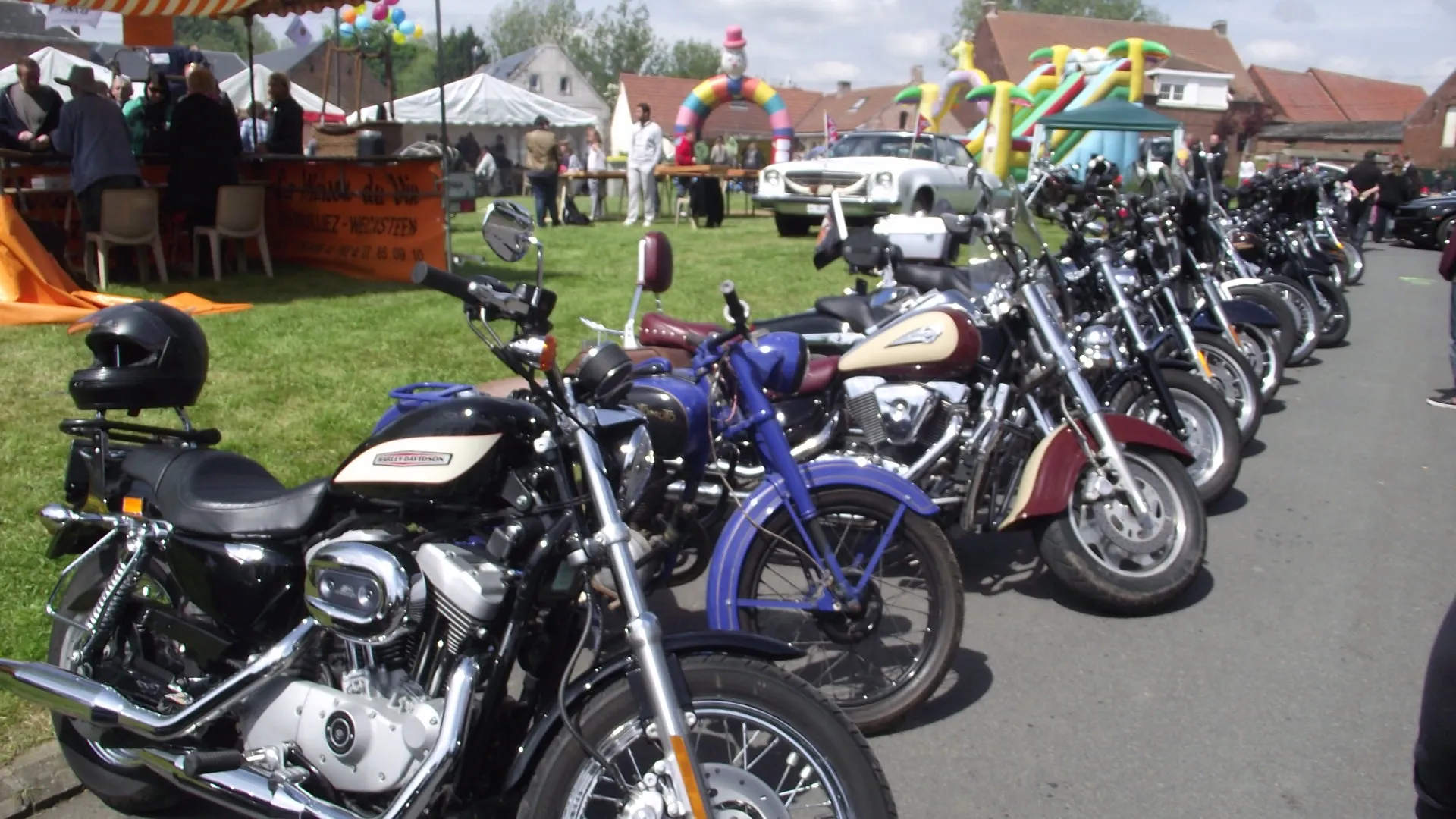Photo showing: Photo des motos lors de la fête communale de Séranvillers-Forenville de 2012