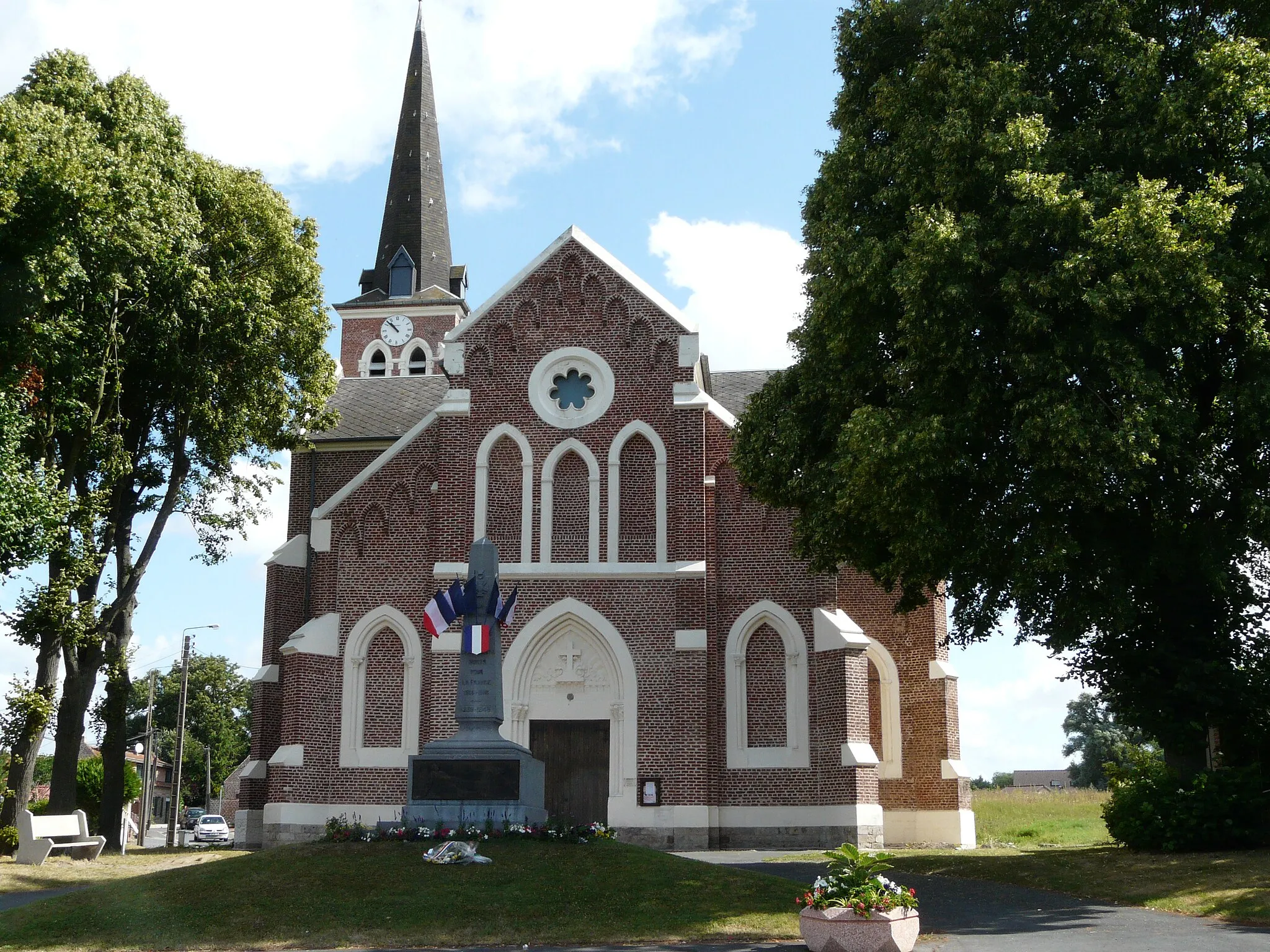 Photo showing: The parish church in Niergnies, France (department of Nord) and monument to the victims of WWI