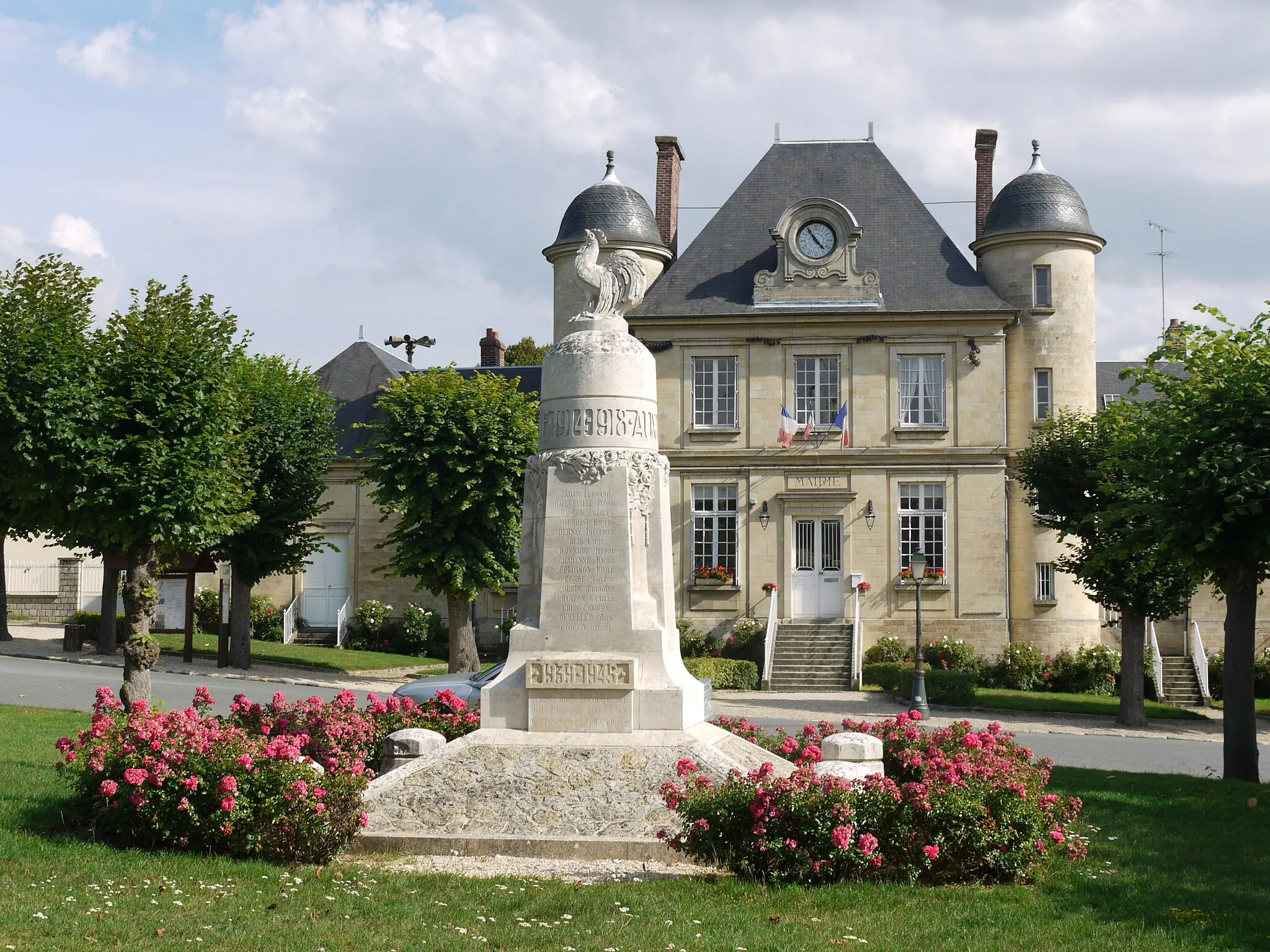 Photo showing: Town hall and war memorial of Nesles la Vallée, Val d'Oise, Ile de France