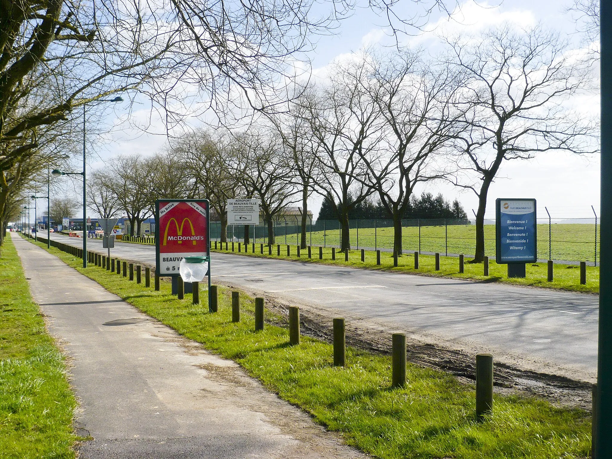 Photo showing: Road to Beauvais-Tillé airport