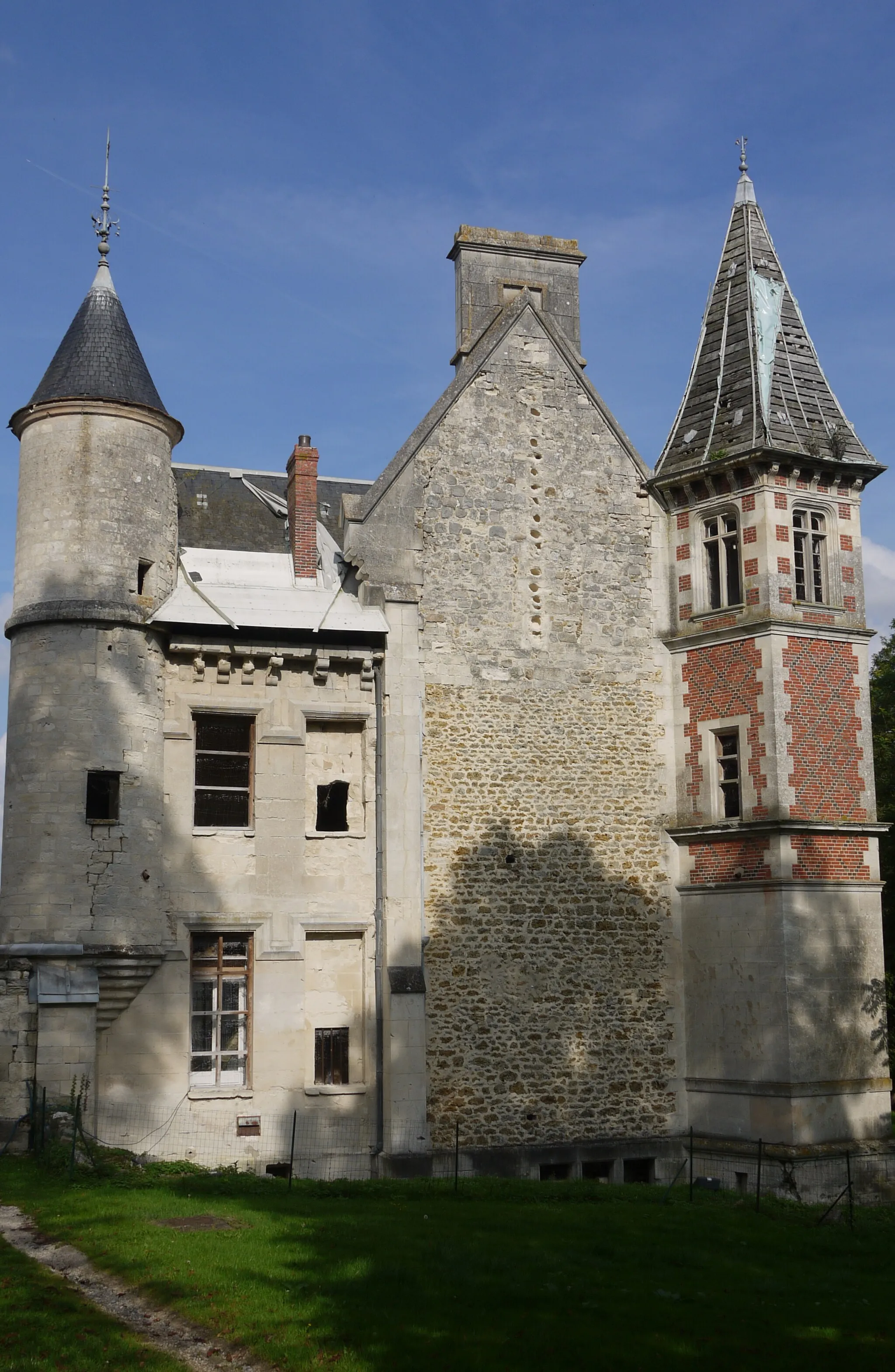 Photo showing: Le château vu depuis la route.