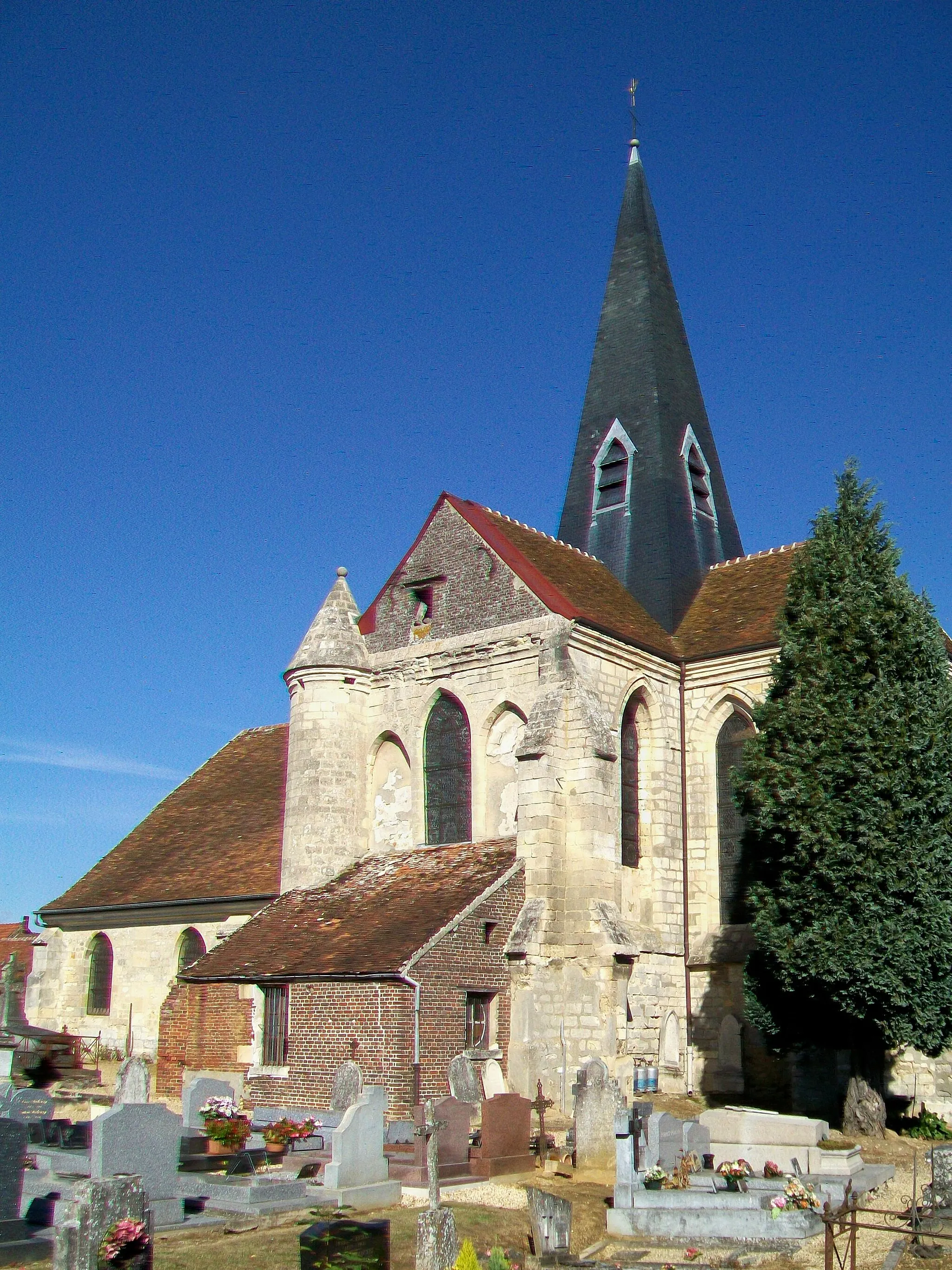 Photo showing: Vue de l'église depuis le cimetière, au sud.