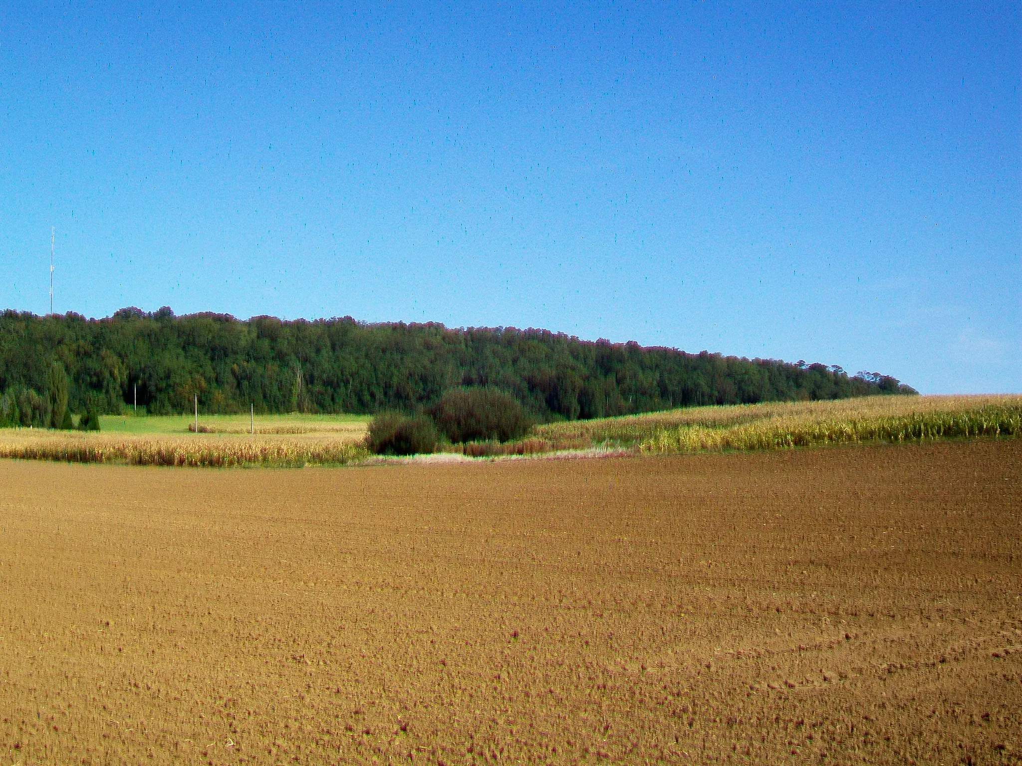 Photo showing: Vue sur le mont d'Huette (154 m) au nord-est du village.