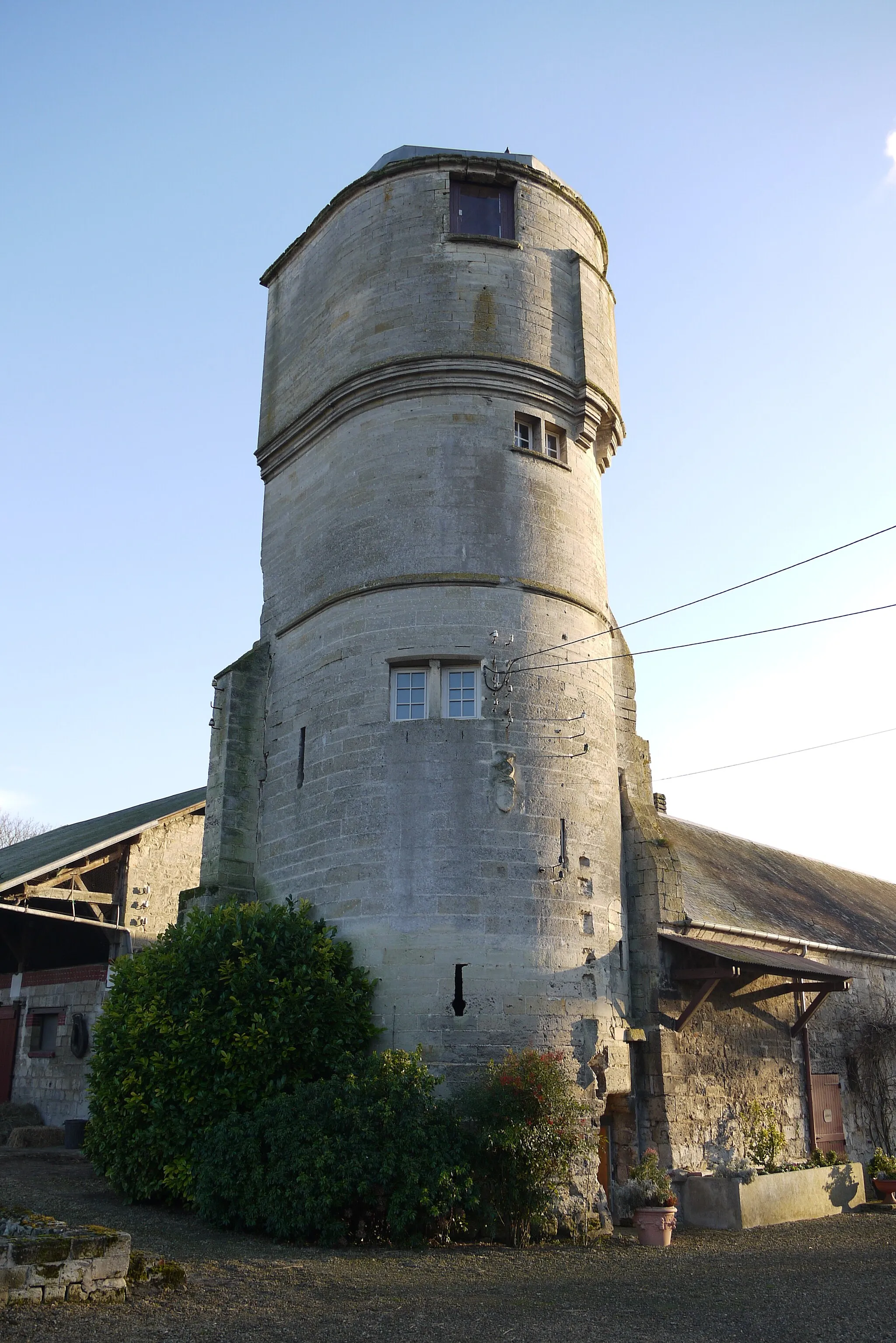 Photo showing: La tour du château de Bucy-le-Long dans l'Aisne.