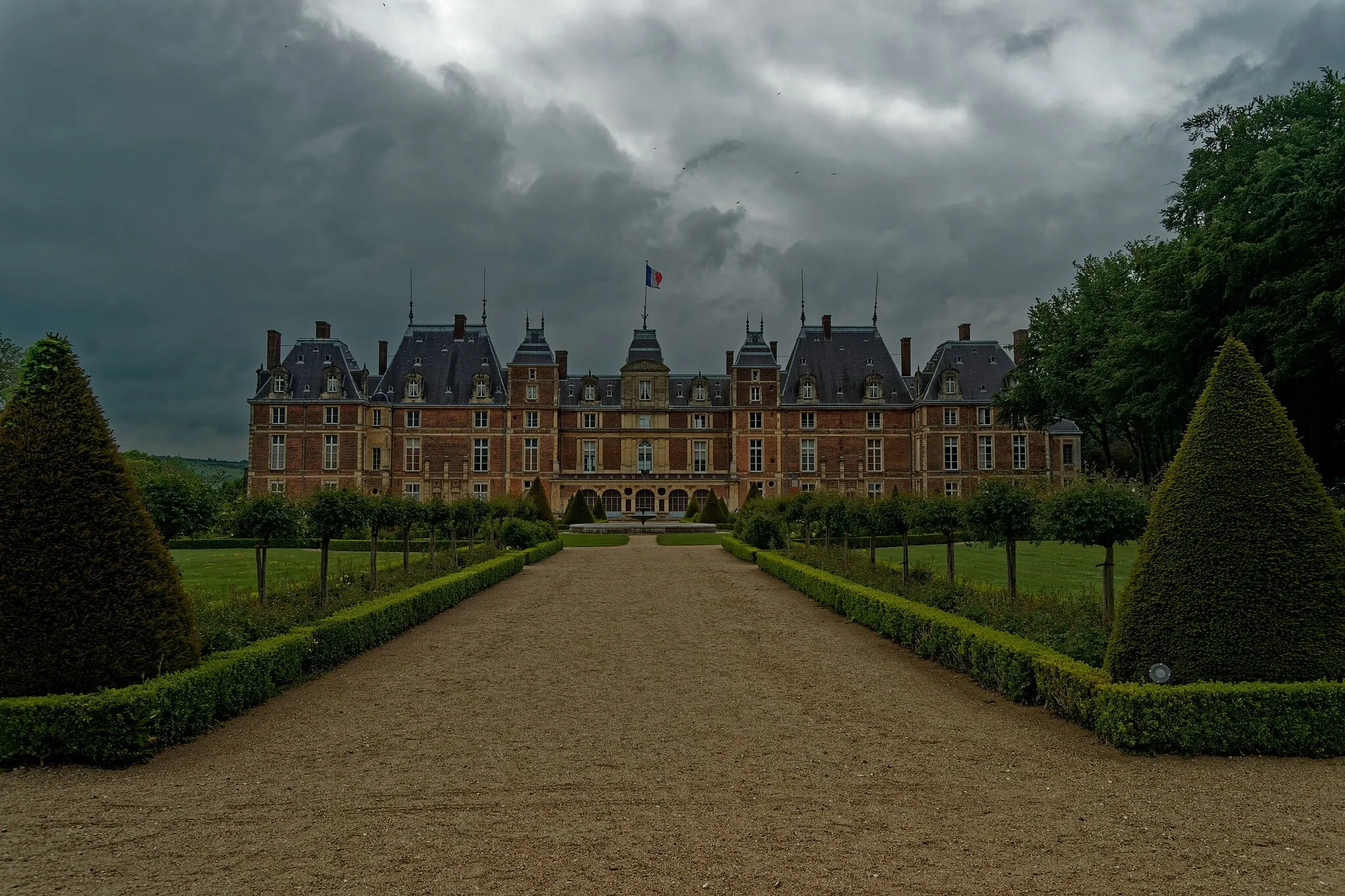 Photo showing: Eu - Château d'Eu - Roseraie / Castle Garden - View East on the Renaissance Castle
