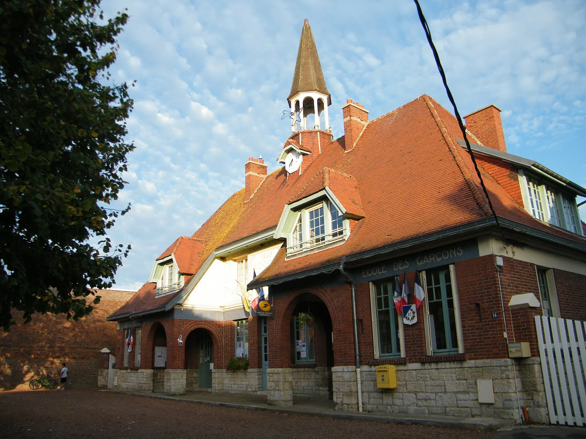 Photo showing: Mairie à clocheton, école de filles et école de garçons, bureau de poste.