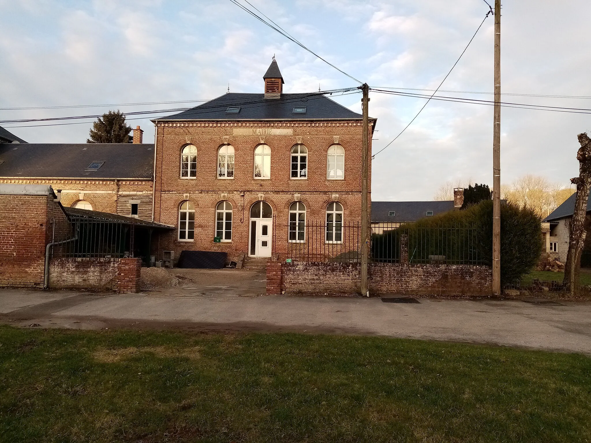 Photo showing: Fieffes-Montrelet, Somme, France, mairie, ancienne école.