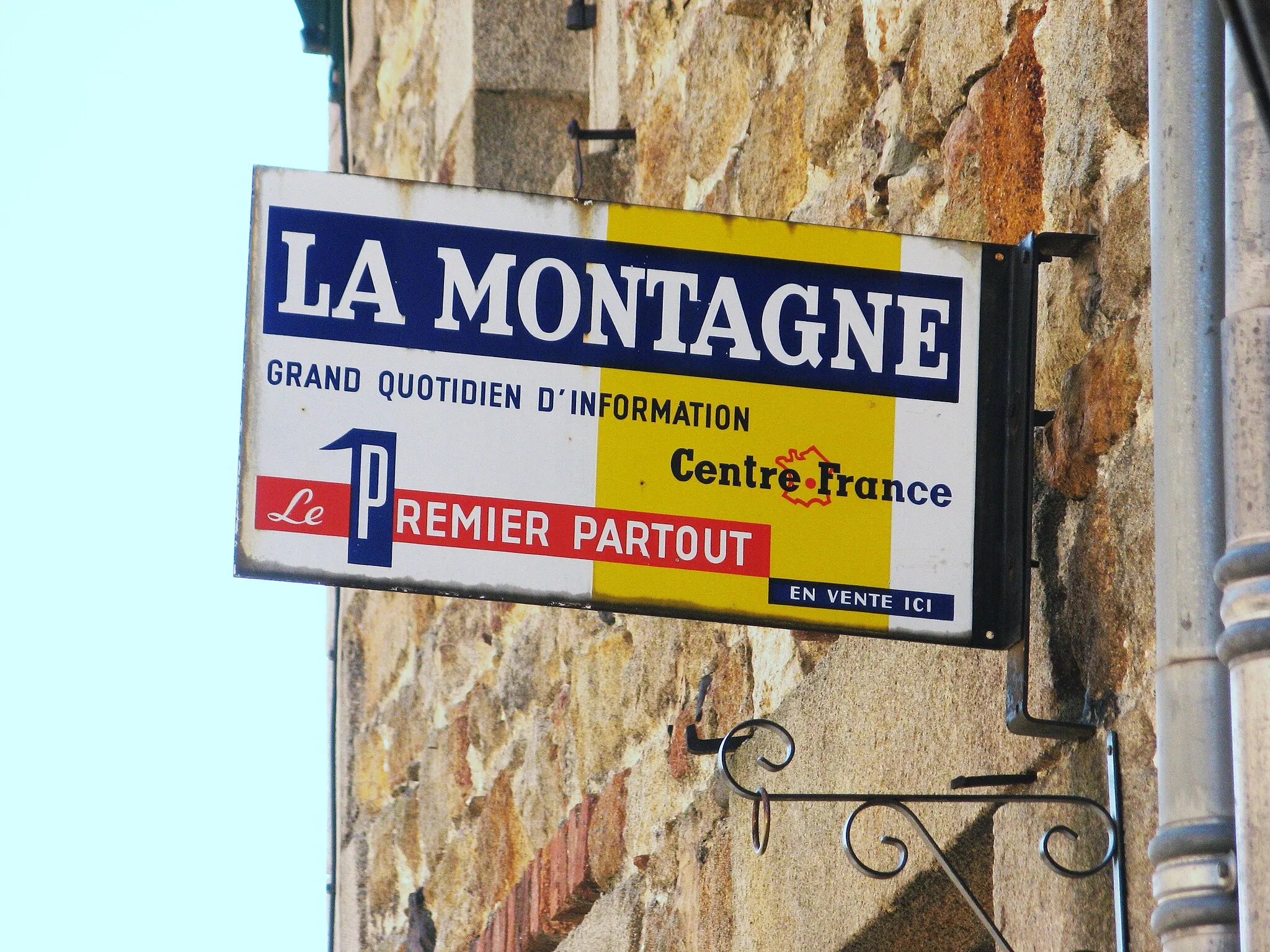 Photo showing: Ancienne enseigne du journal La Montagne à Yronde et Buron.