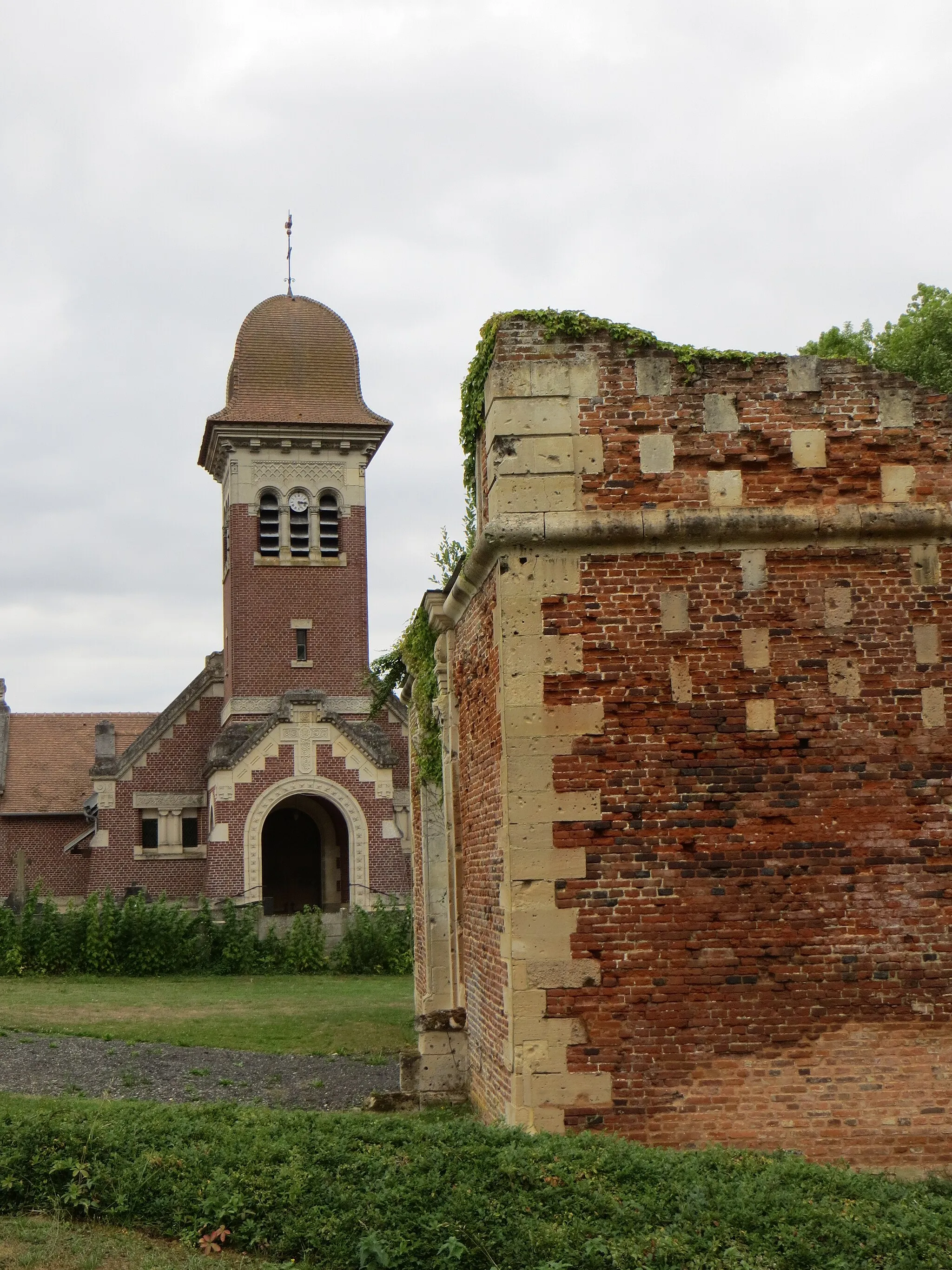 Photo showing: Vue de l'église et des restes de l'ancien portail du château