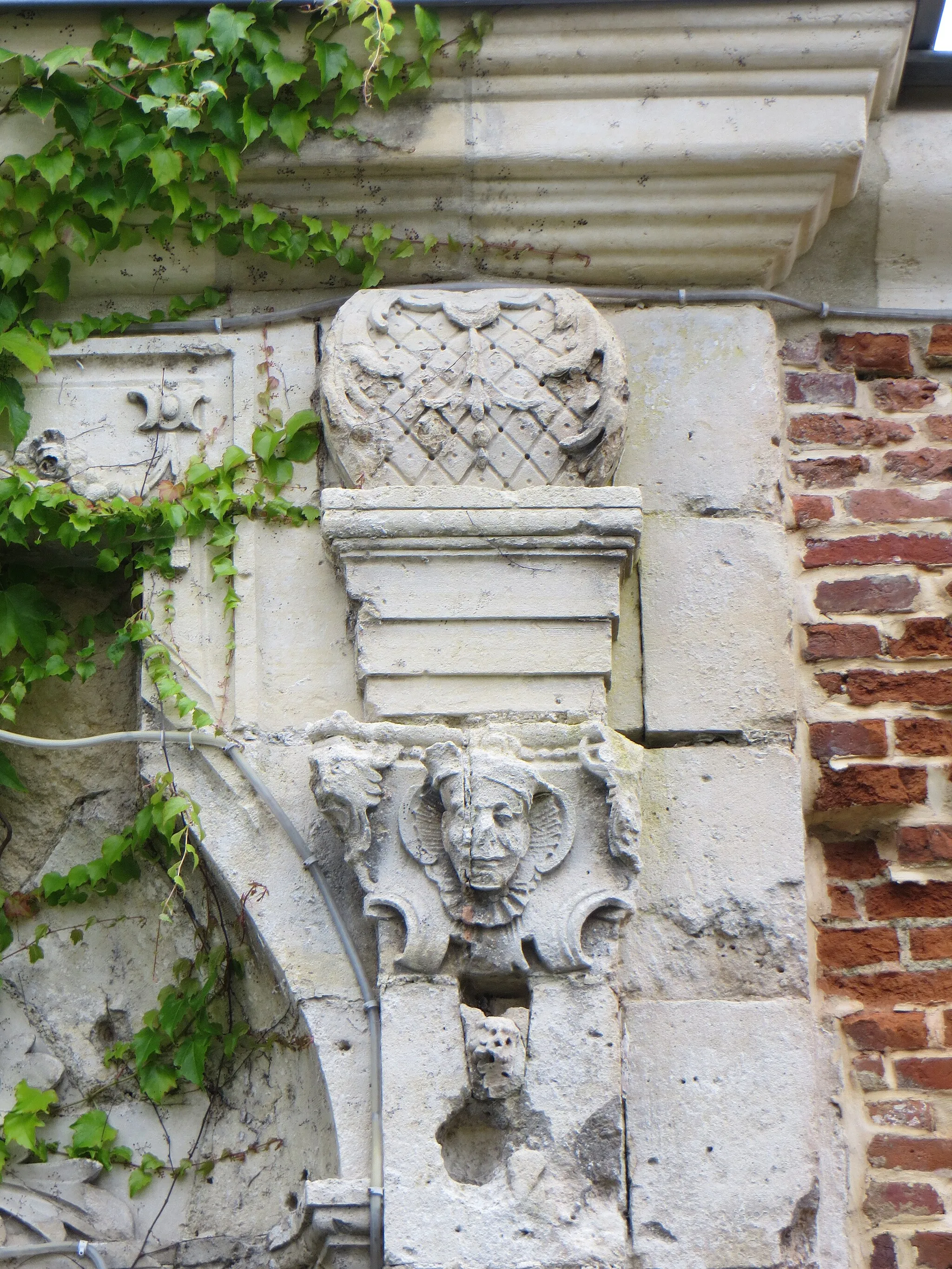 Photo showing: Détail de l'ancien portail du château