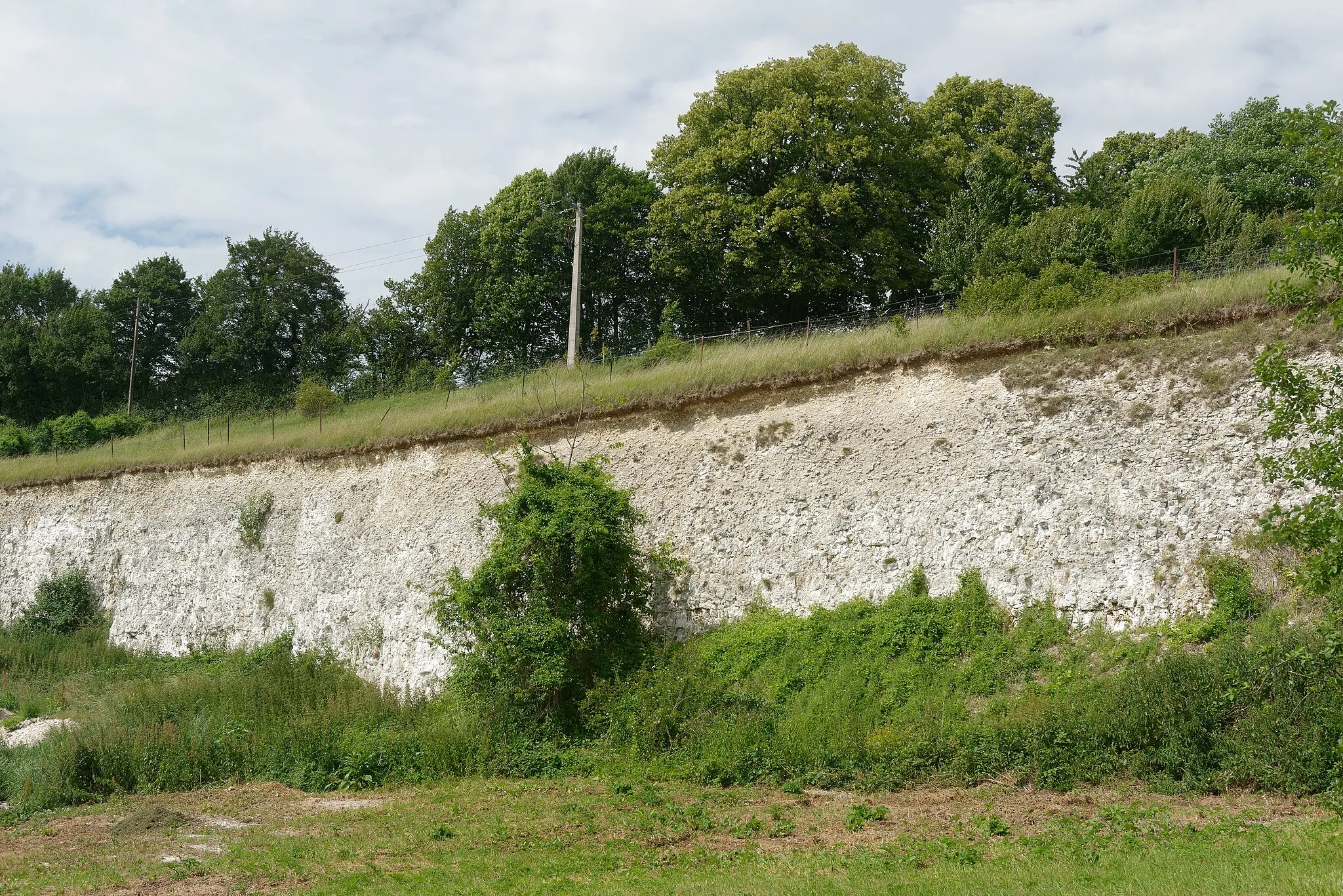 Photo showing: Craie apparente sur un rebord de plateau à Fontaine-Lavaganne, dans l'Oise.