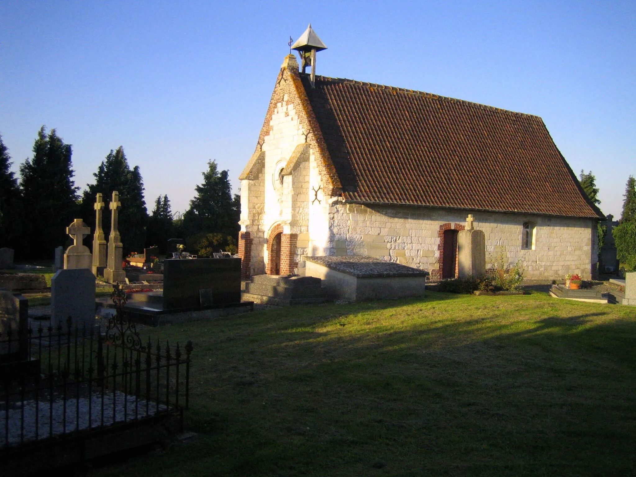 Photo showing: Bovelles (Somme, France) -
La chapelle du cimetière (vue du Sud-Ouest)..
.
