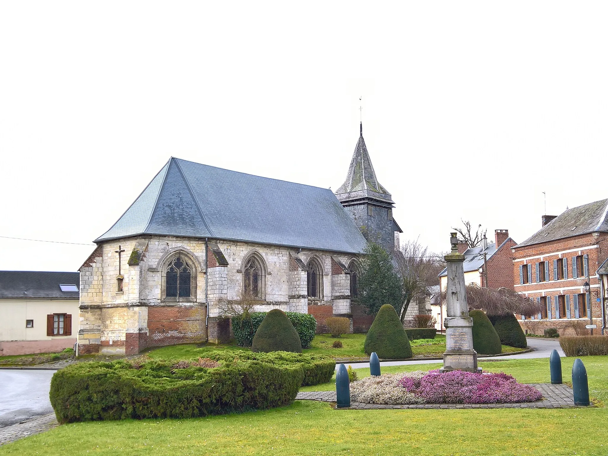 Photo showing: Croixrault : Église Saint-Jean-Baptiste  et monument aux Morts