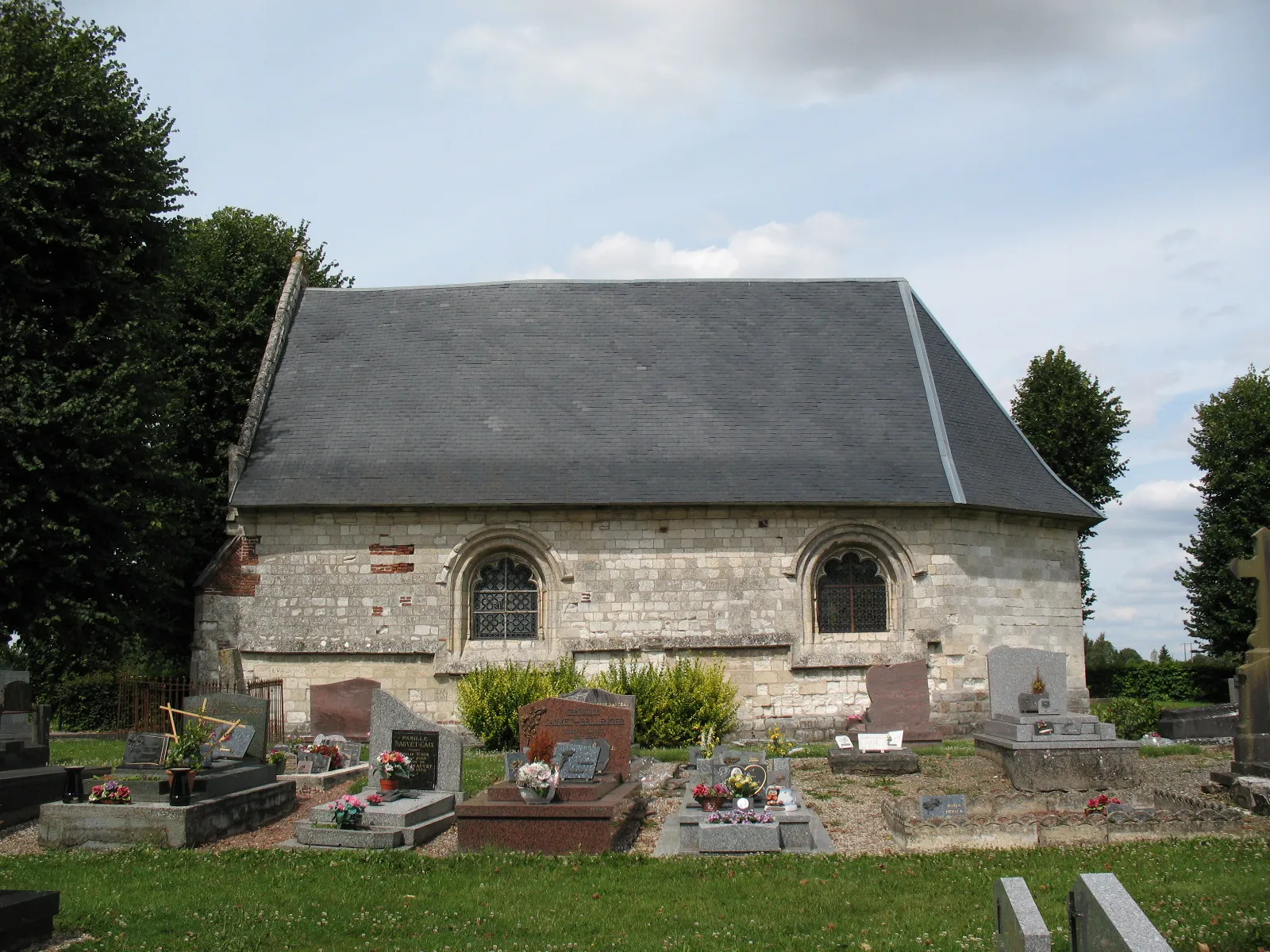 Photo showing: Chapelle Notre-Dame O Pie, de Pierregot, entourée de tombes anciennes et nouvelles.