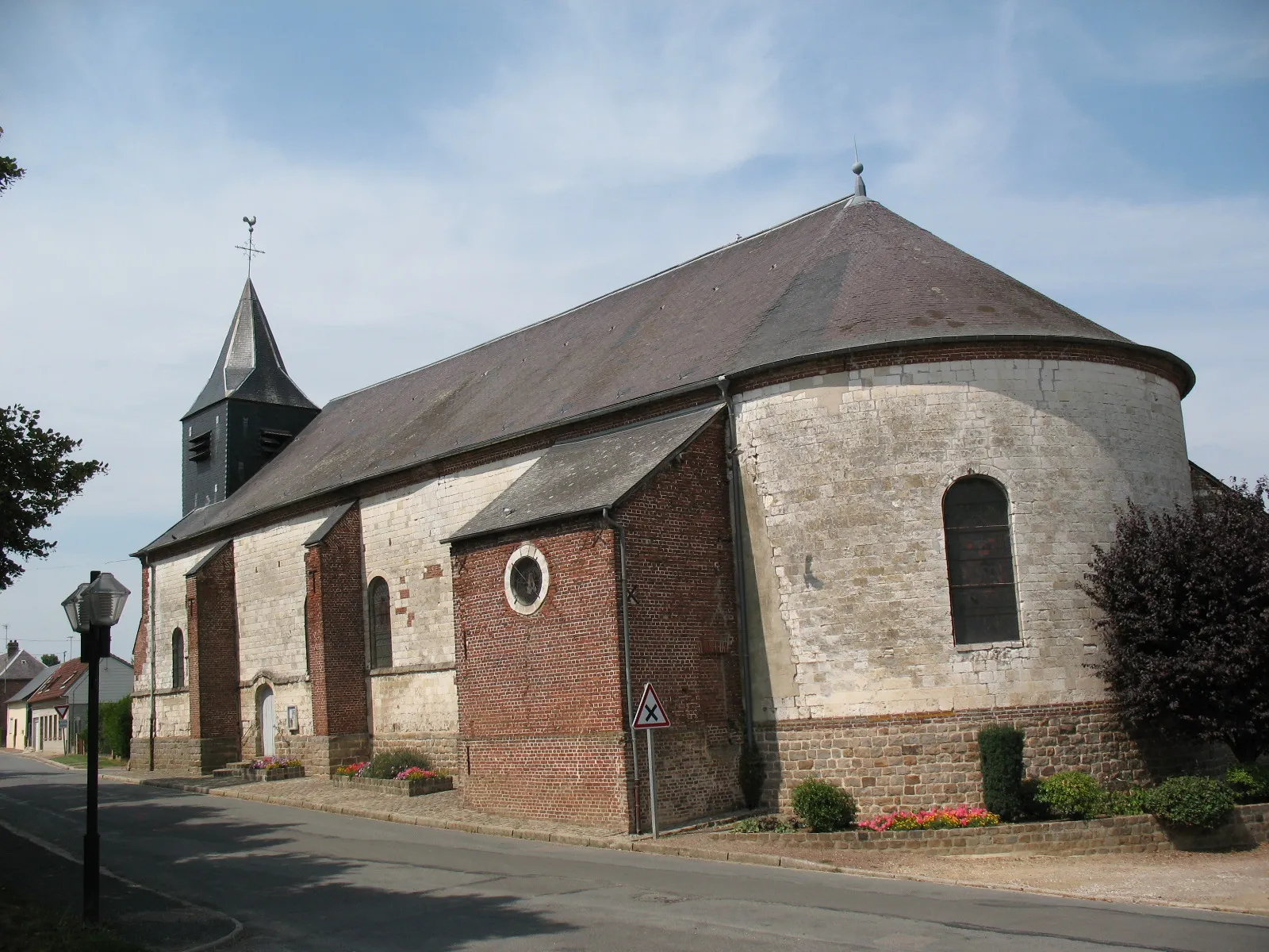 Photo showing: L'église construite en 1656 a été remaniée à plusieurs reprises. Les travaux de 1828 lui ont donné sa forme actuelle de croix latine avec abside arrondie.