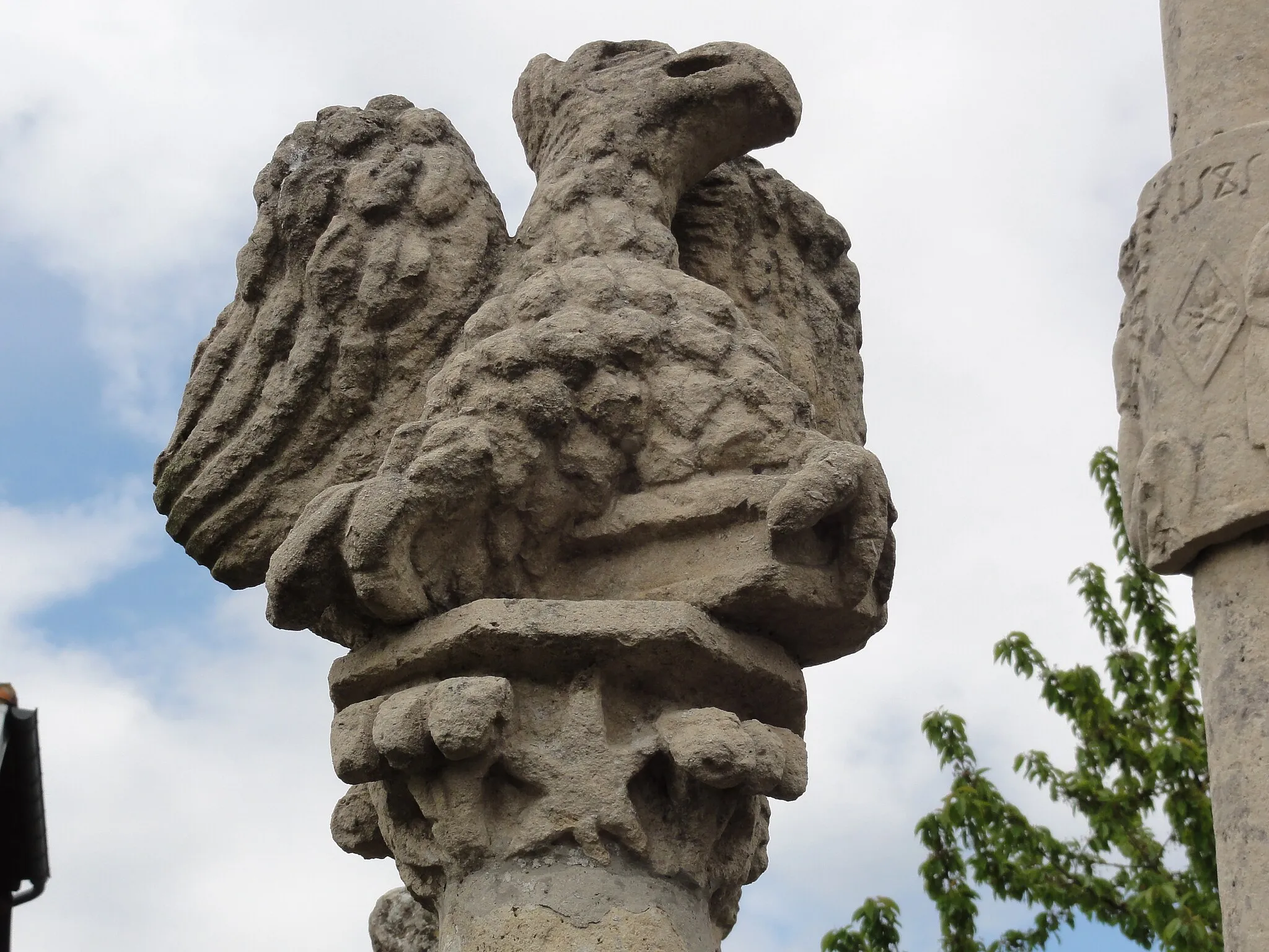 Photo showing: Andelain (Aisne) calvaire sculpté