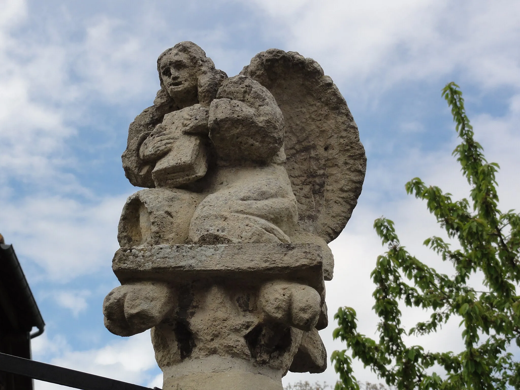 Photo showing: Andelain (Aisne) calvaire sculpté