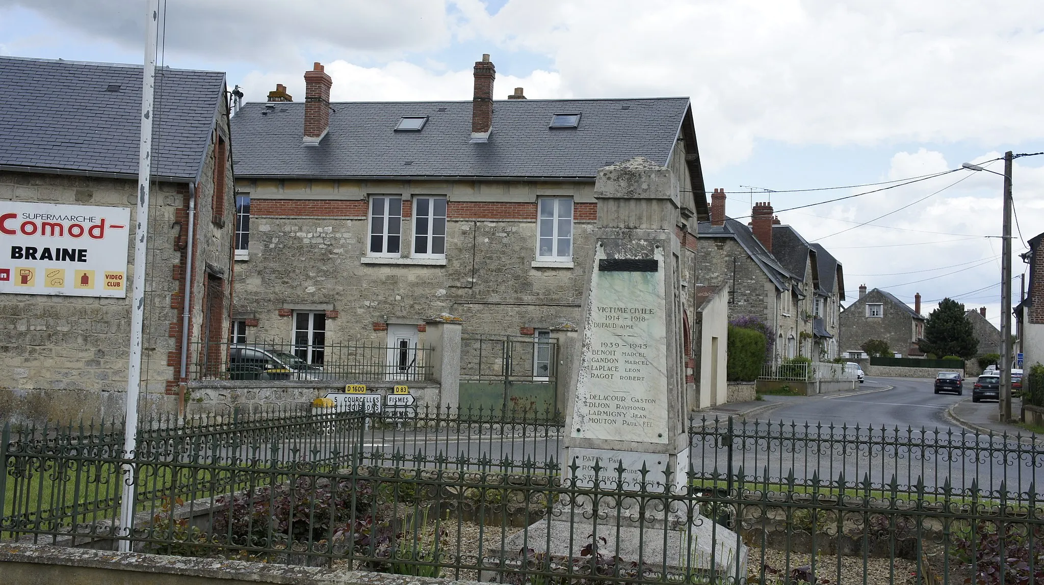 Photo showing: Place et monument aux morts .