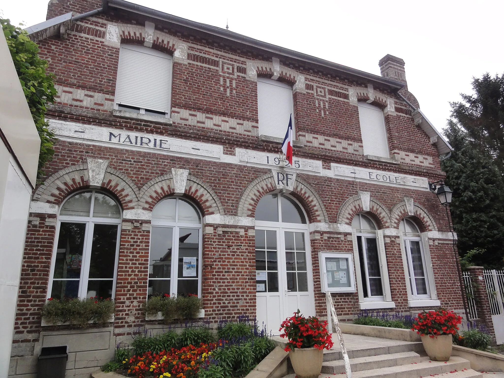 Photo showing: Beauvois-en-Vermandois (Aisne) mairie-école