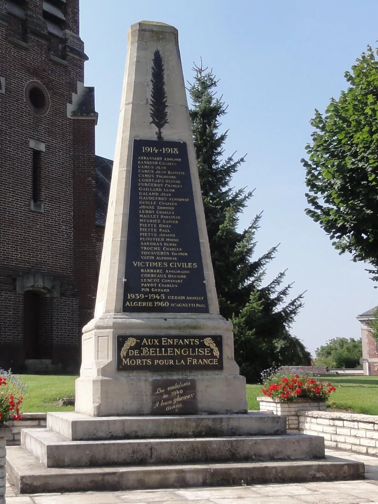 Photo showing: Bellenglise (Aisne) monument aux morts devant l'église, cropped