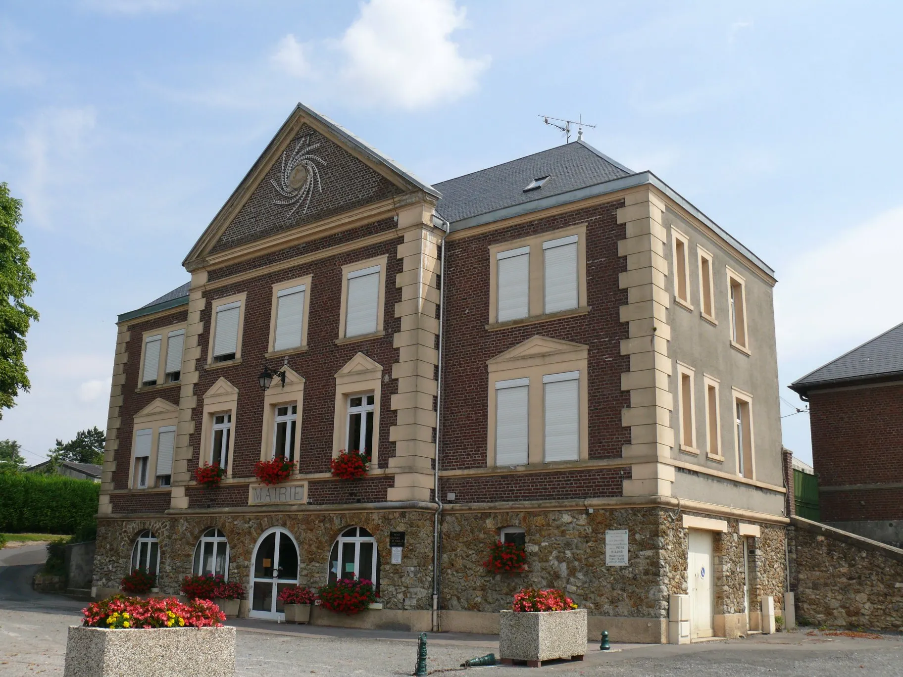 Photo showing: The town hall of Bellicourt (Aisne, Picardie, France).