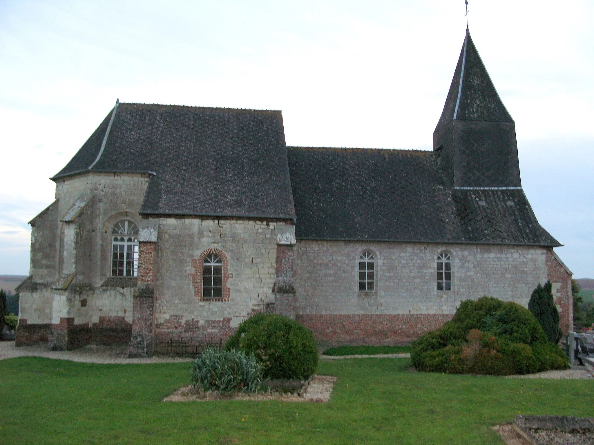 Photo showing: Berlise (Aisne, France) -

La façade Nord de l'église fortifiée.