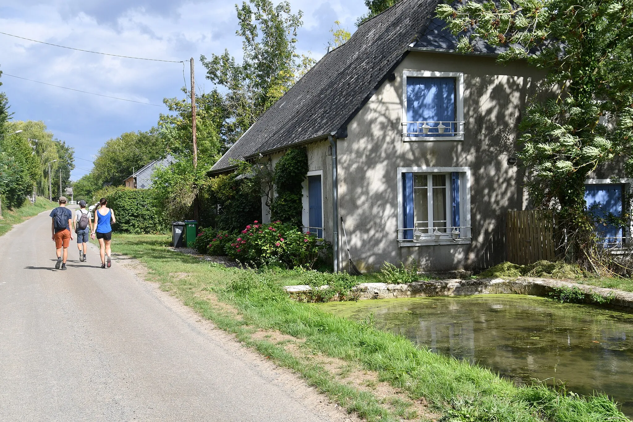 Photo showing: Maison avec bassin d'eau dans la rue Bonne aux Eaux