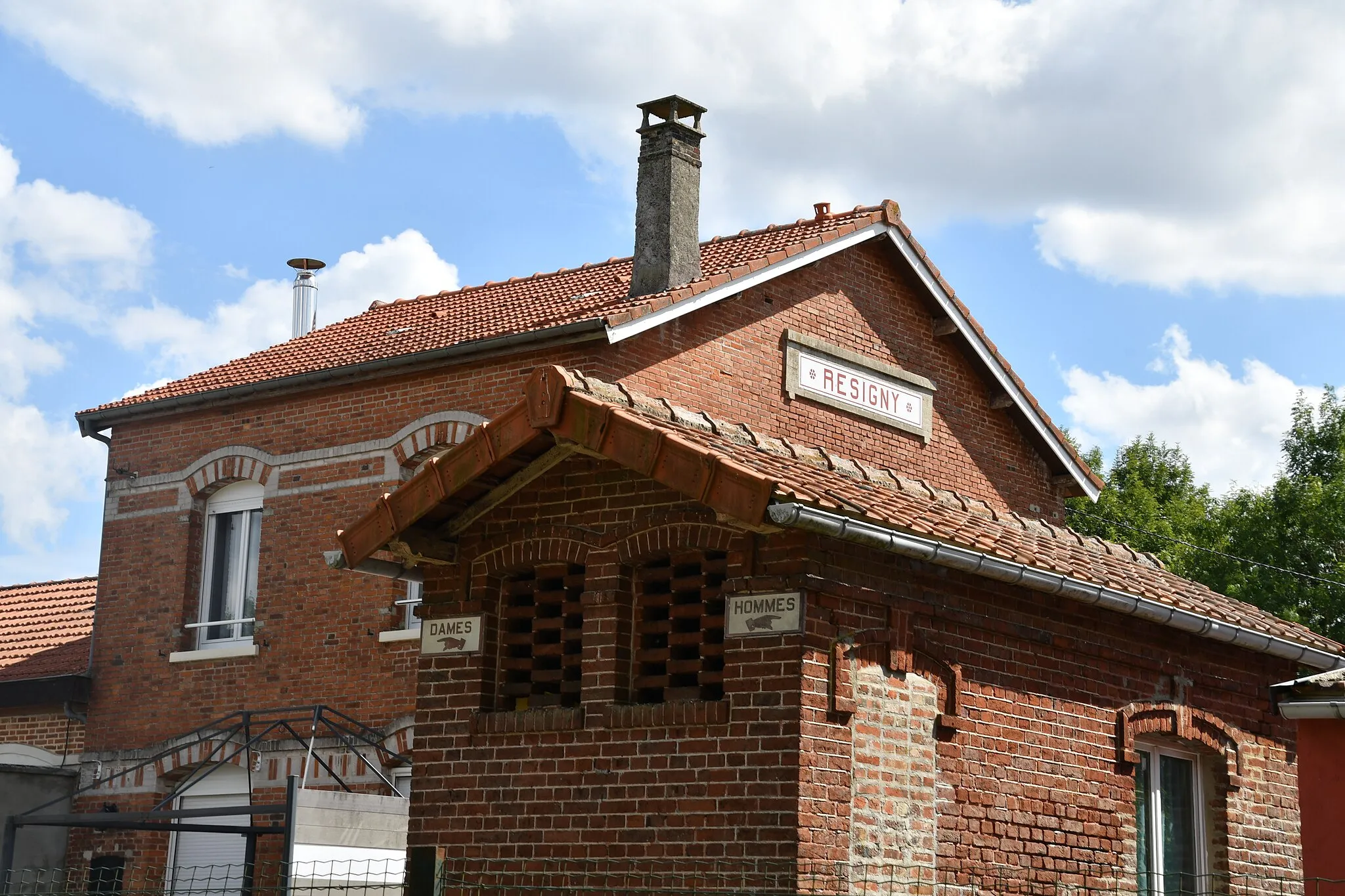 Photo showing: L'ancienne gare de Résigny dans la vallée de la Serre. Maintenant maison privée.