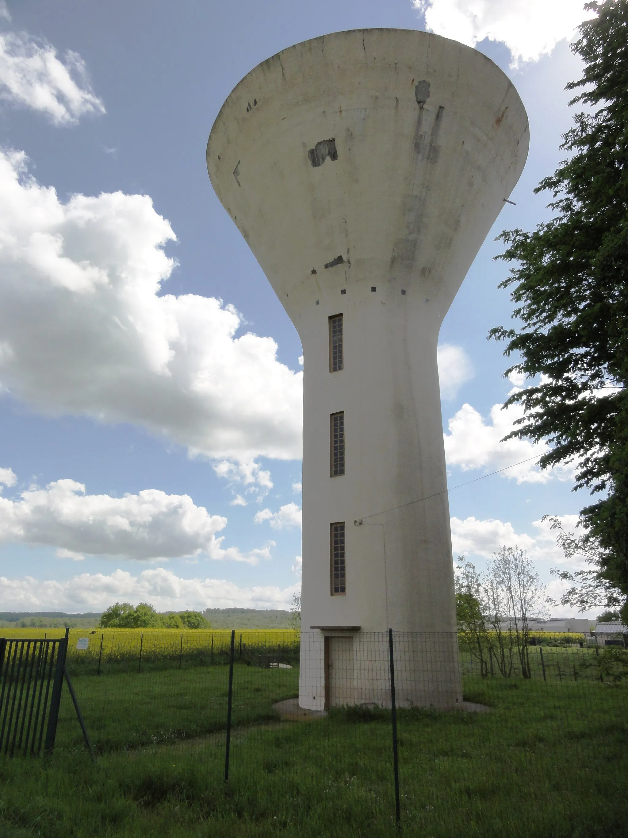 Photo showing: Bertaucourt-Epourdon (Aisne) château-d'eau